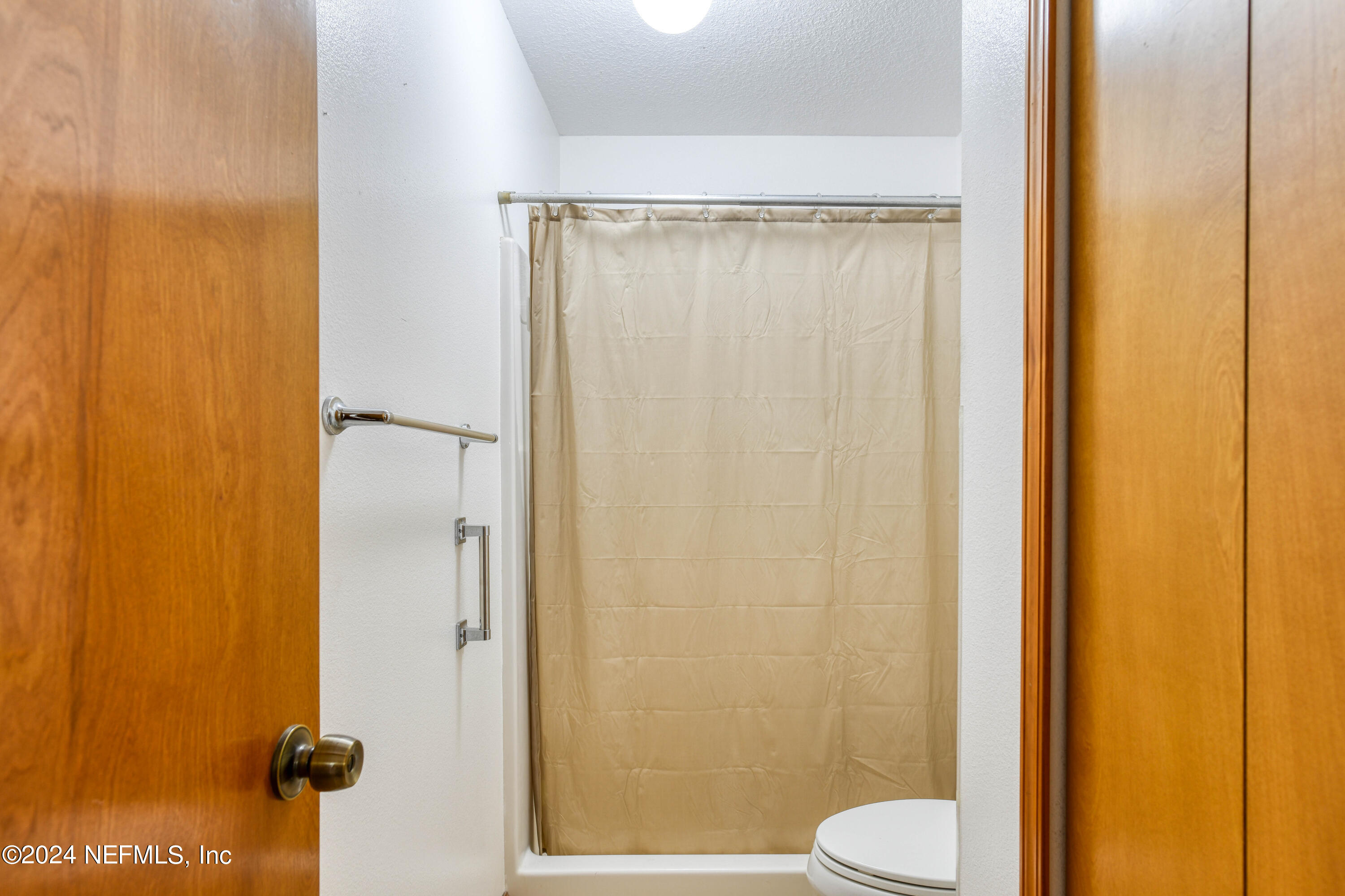 390 East End Road San Mateo, FL 32187 - Photo 20 of 54 Owner’s bath