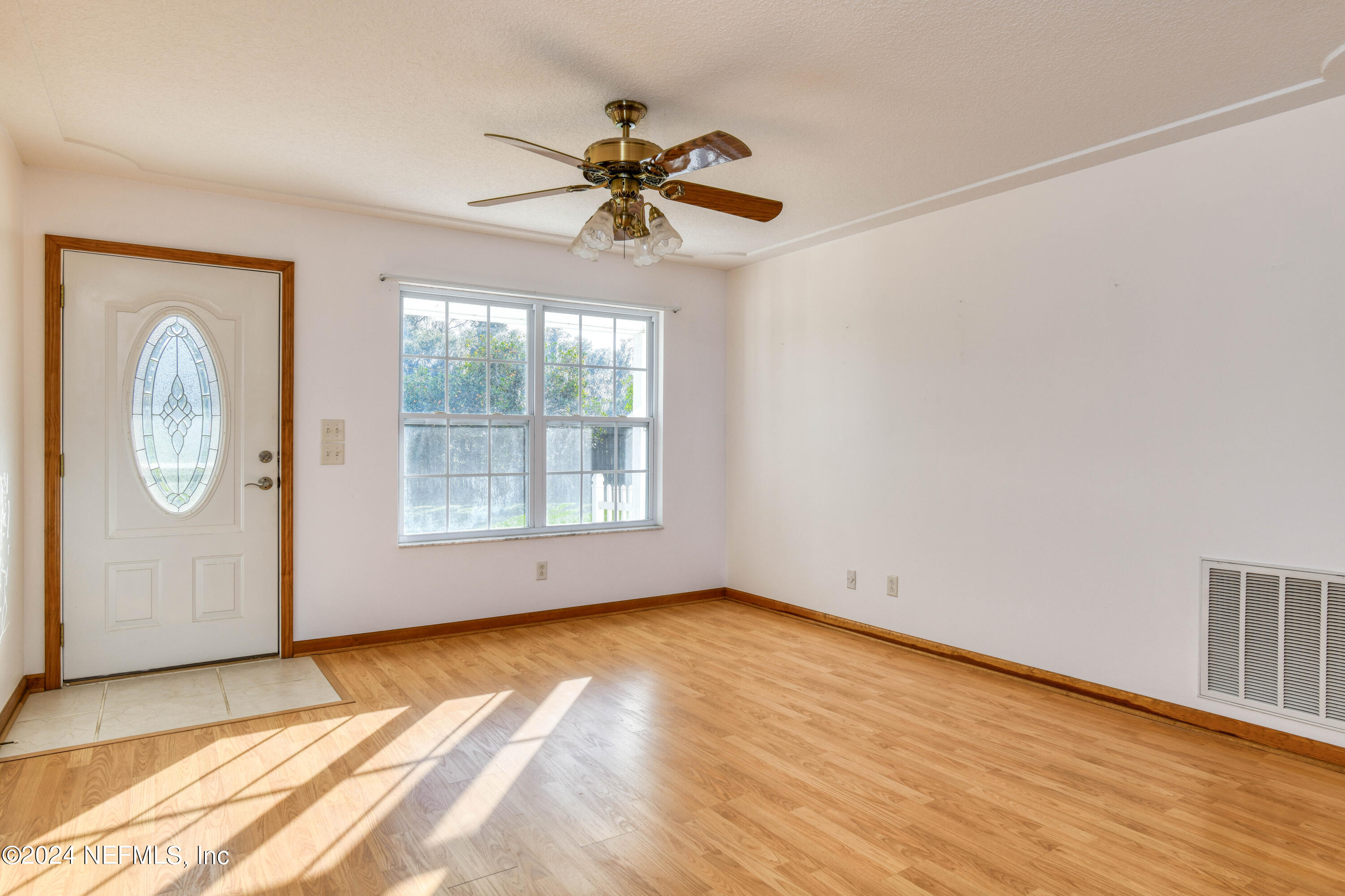 390 East End Road San Mateo, FL 32187 - Photo 5 of 54 Living room