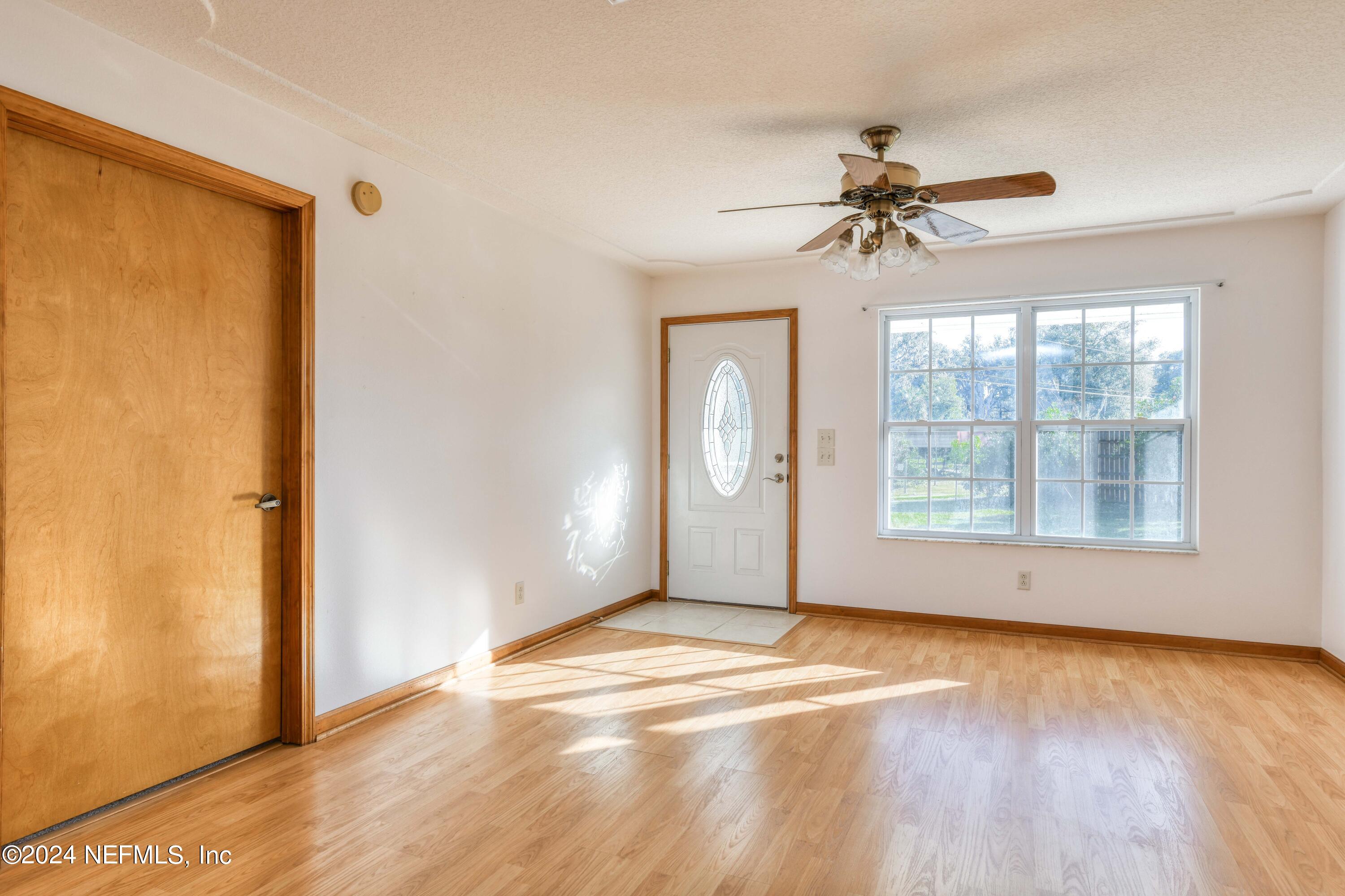 390 East End Road San Mateo, FL 32187 - Photo 6 of 54 Living room