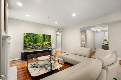 $849,800 | 616 South Wilton Place, Unit 203, Los Angeles, CA 90005