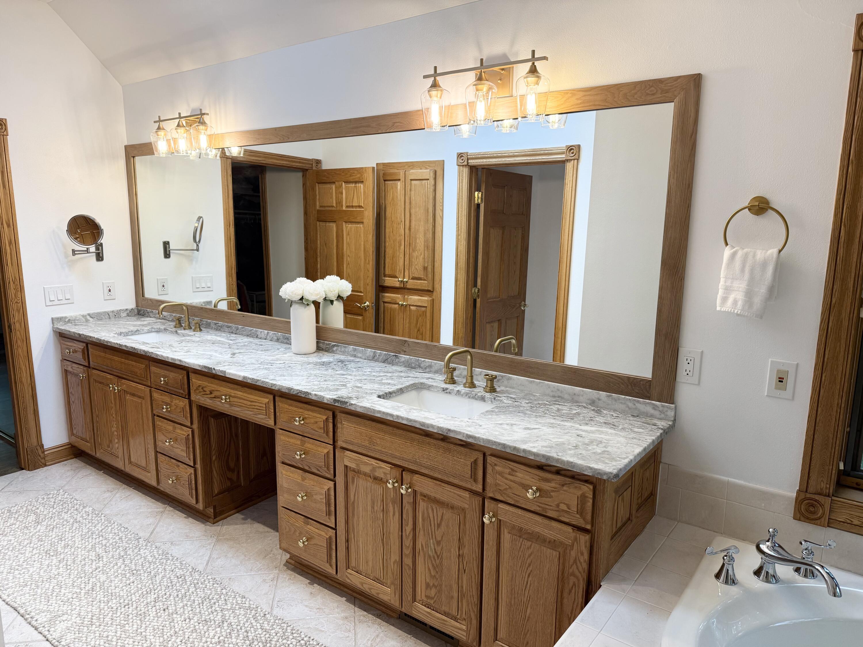 W332S9291 Red Brae Drive Mukwonago, WI 53149 - Photo 21 of 119 Master Bath