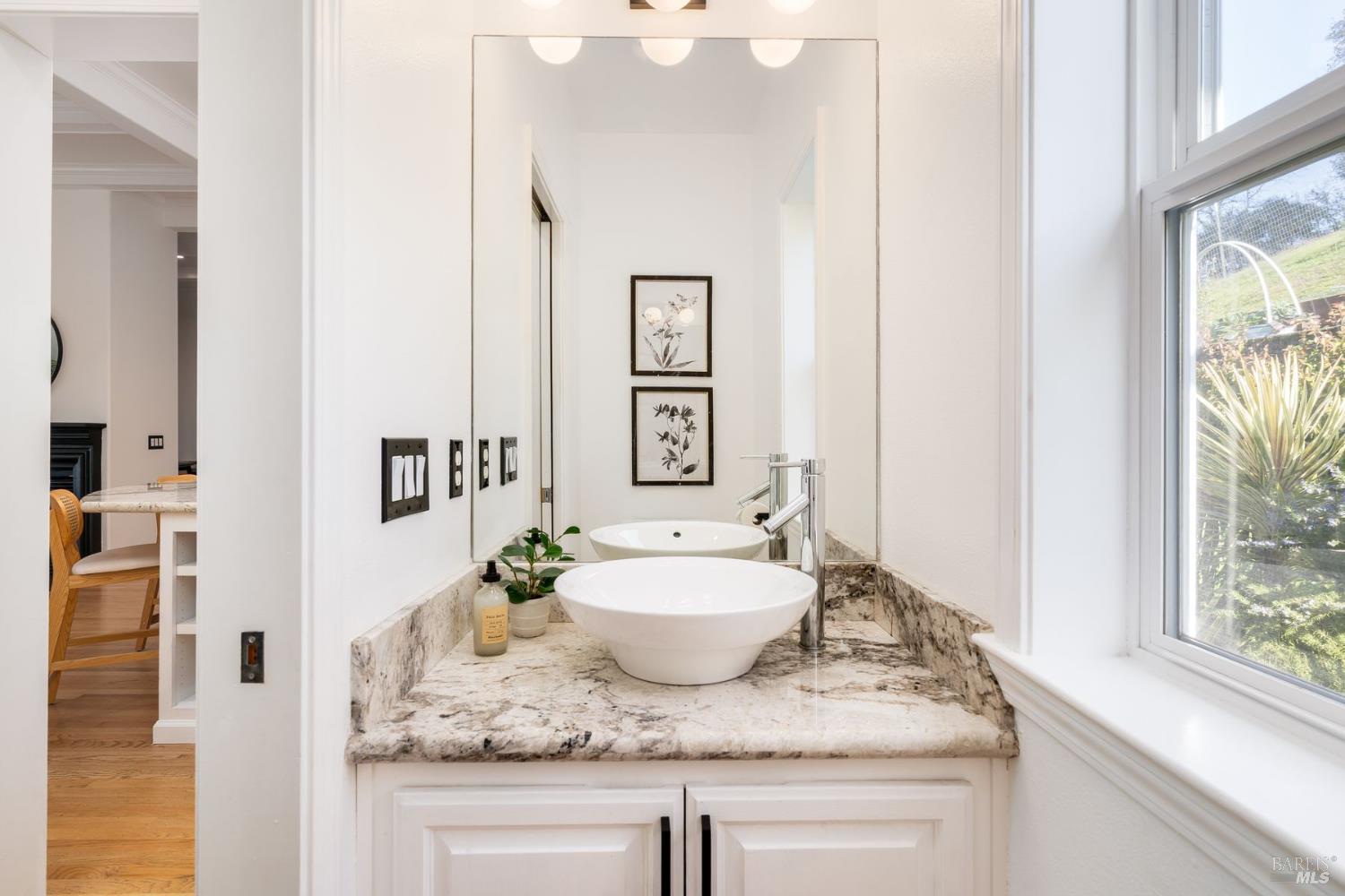 384 Arabian Way Healdsburg, CA 95448 - Photo 18 of 65 Guest bathroom located steps off the kitchen.