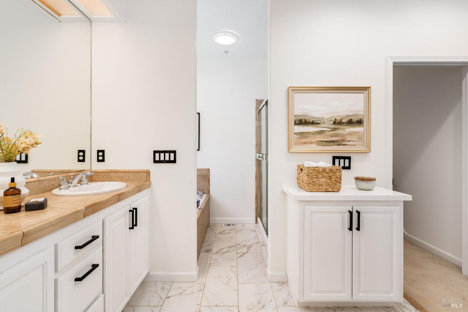 384 Arabian Way Healdsburg, CA 95448 - Photo 24 of 65 Large primary bathroom with tub and shower.