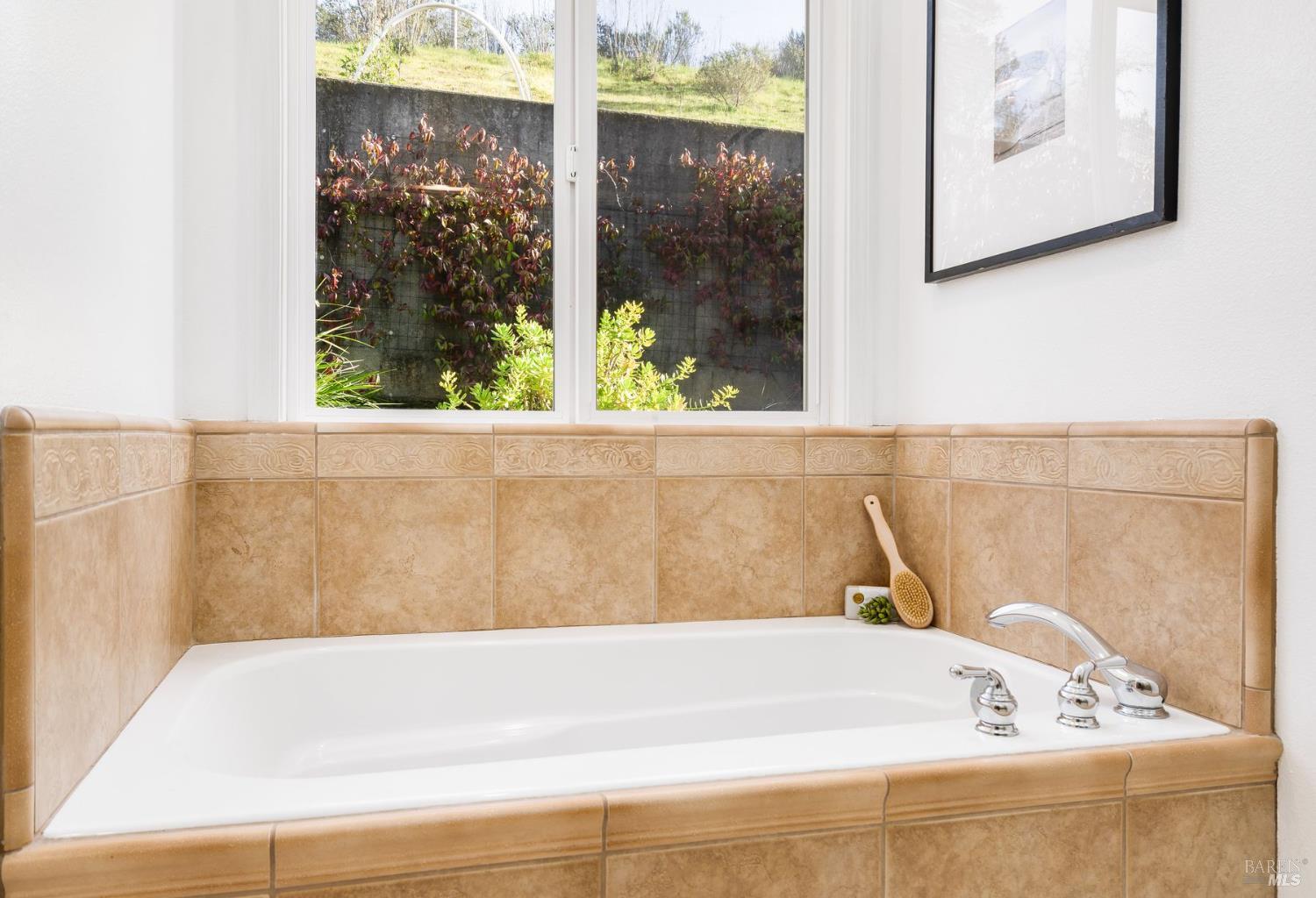 384 Arabian Way Healdsburg, CA 95448 - Photo 25 of 65 Primary bathroom soaking tub.