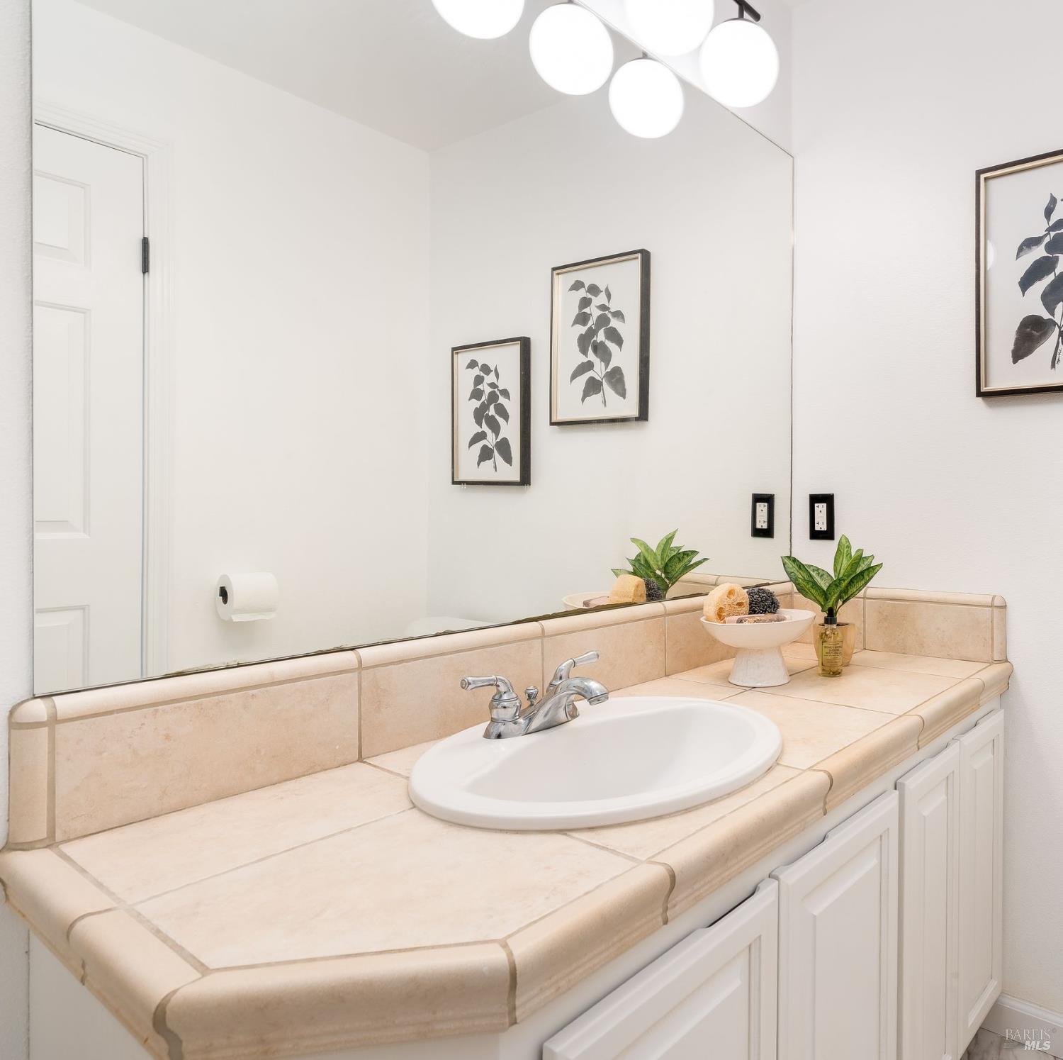 384 Arabian Way Healdsburg, CA 95448 - Photo 30 of 65 Upstairs bedroom vanity.