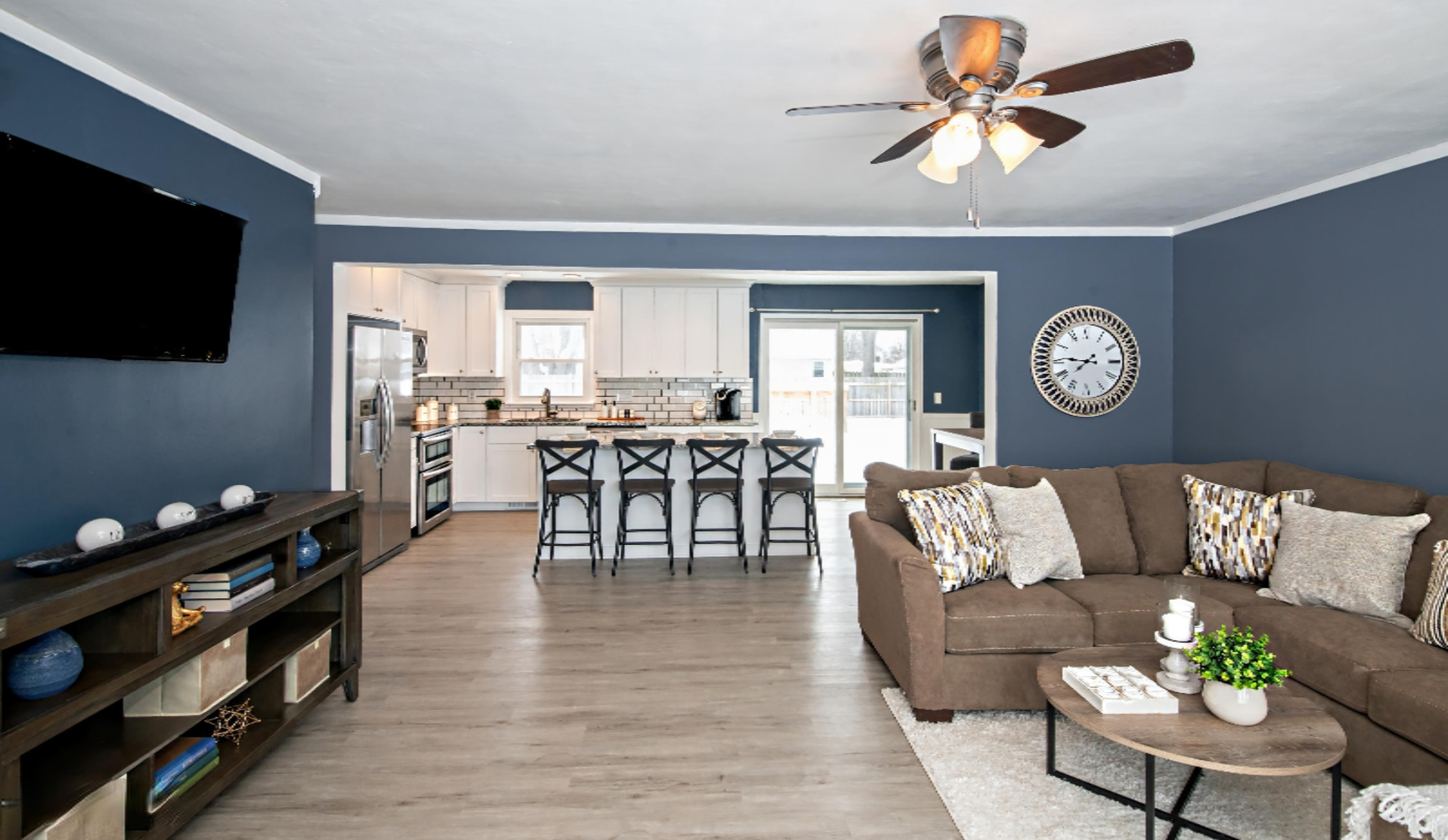 718 Sheridan Road St. Joseph, MI 49085 - Photo 3 of 24 Living/Kitchen
