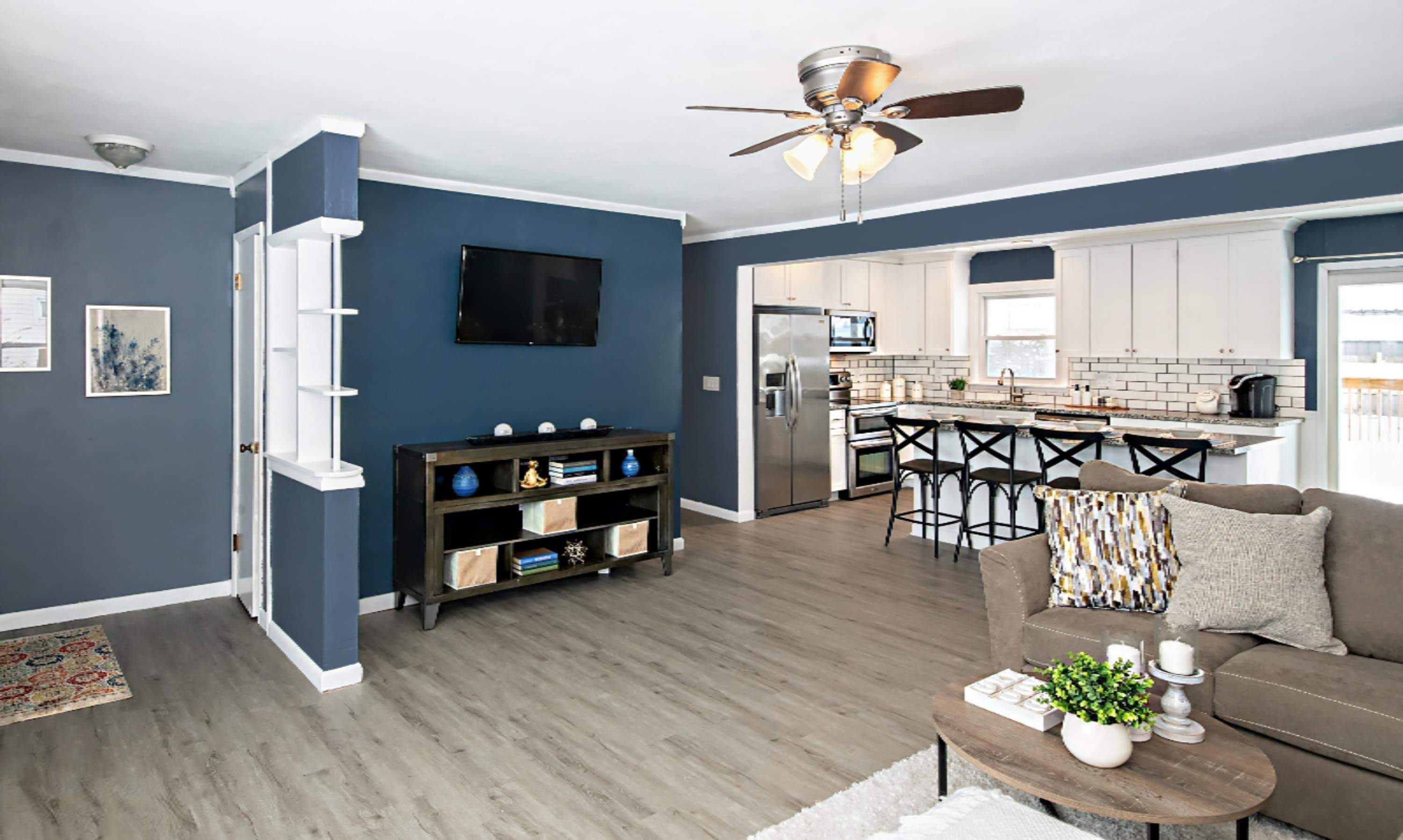 718 Sheridan Road St. Joseph, MI 49085 - Photo 4 of 24 Living/Kitchen