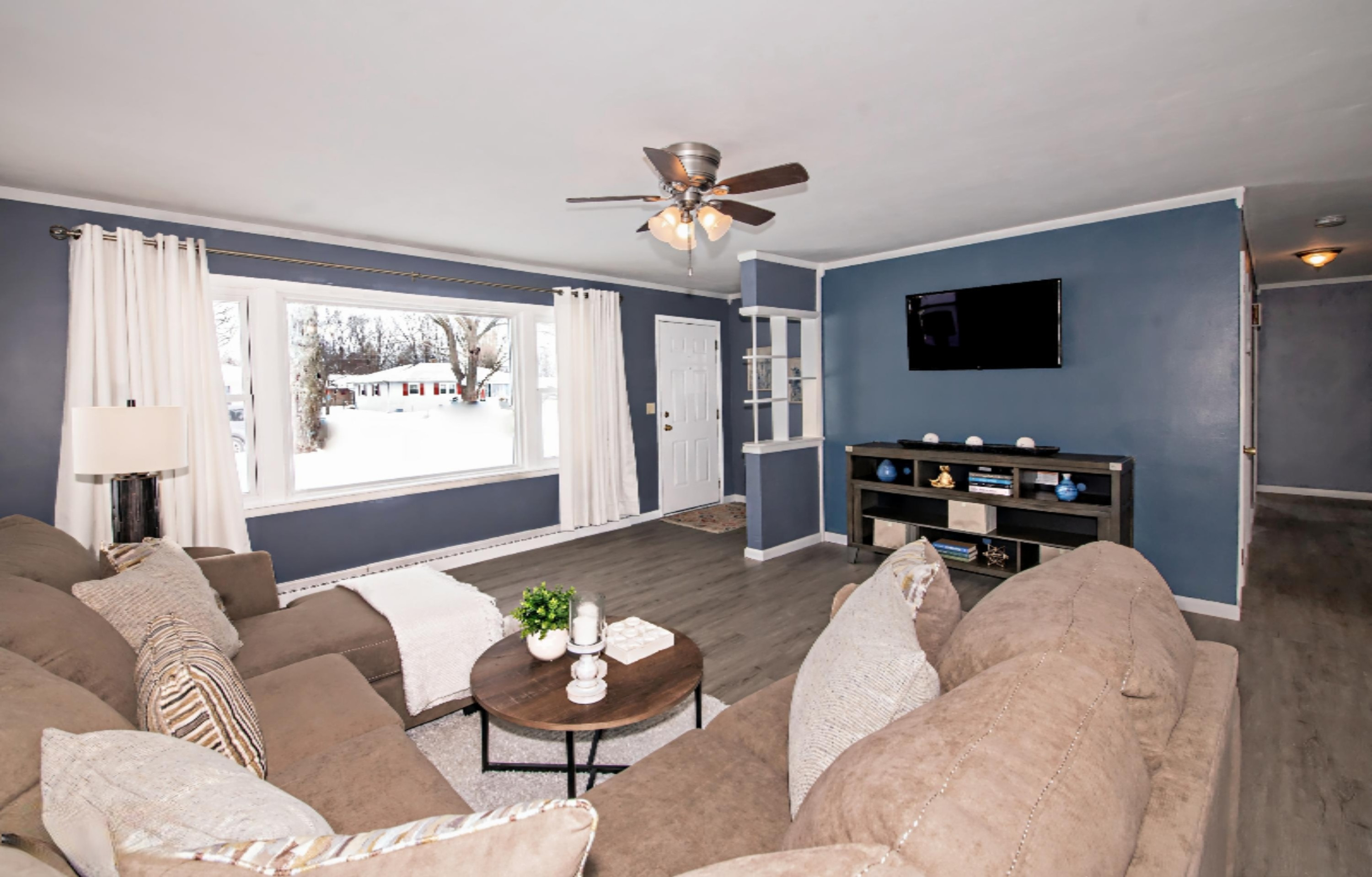 718 Sheridan Road St. Joseph, MI 49085 - Photo 6 of 24 Living Room