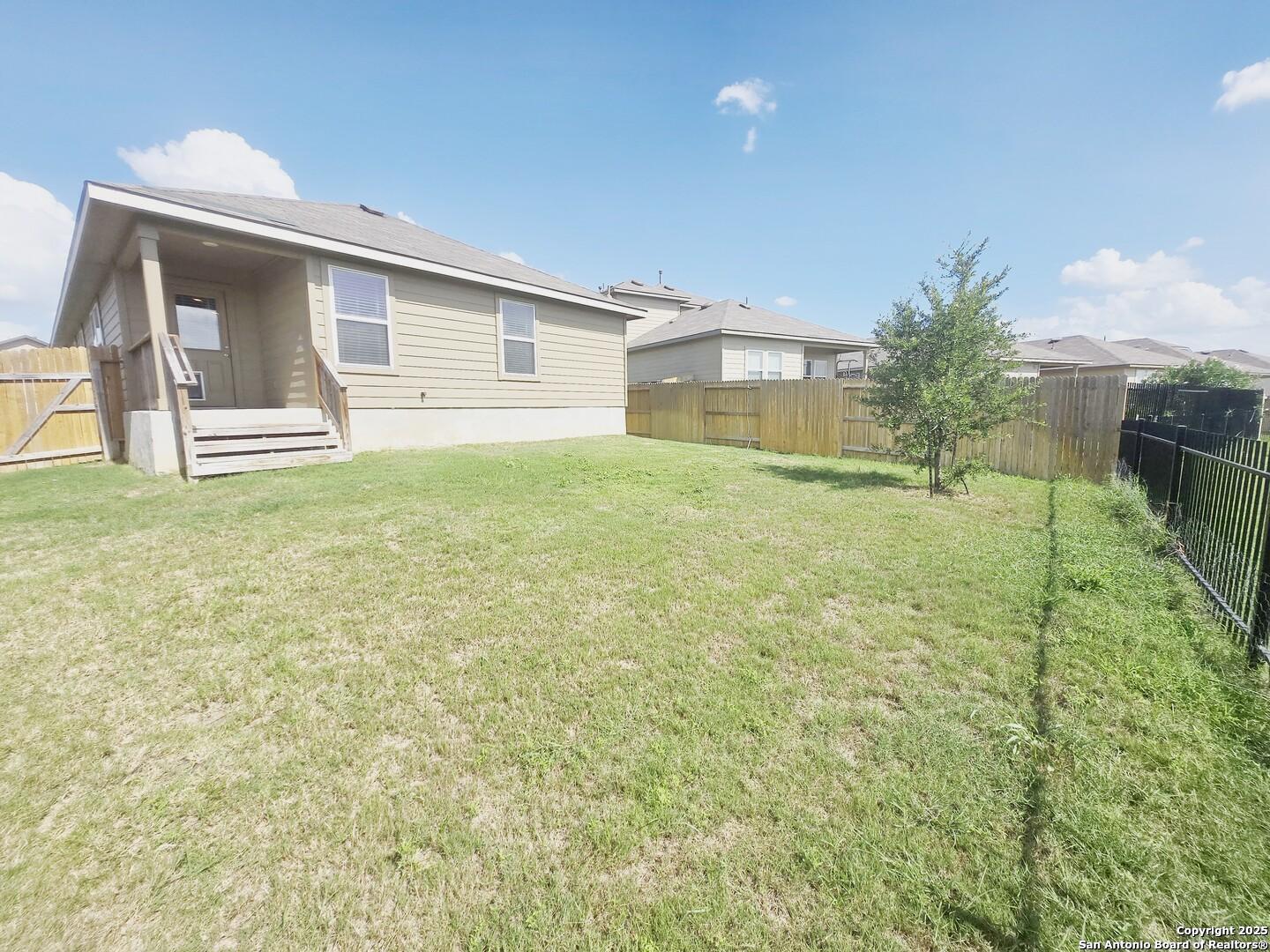 437 Middle Grn Loop Floresville, TX 78114 - Photo 23 of 25 a view of backyard of house
