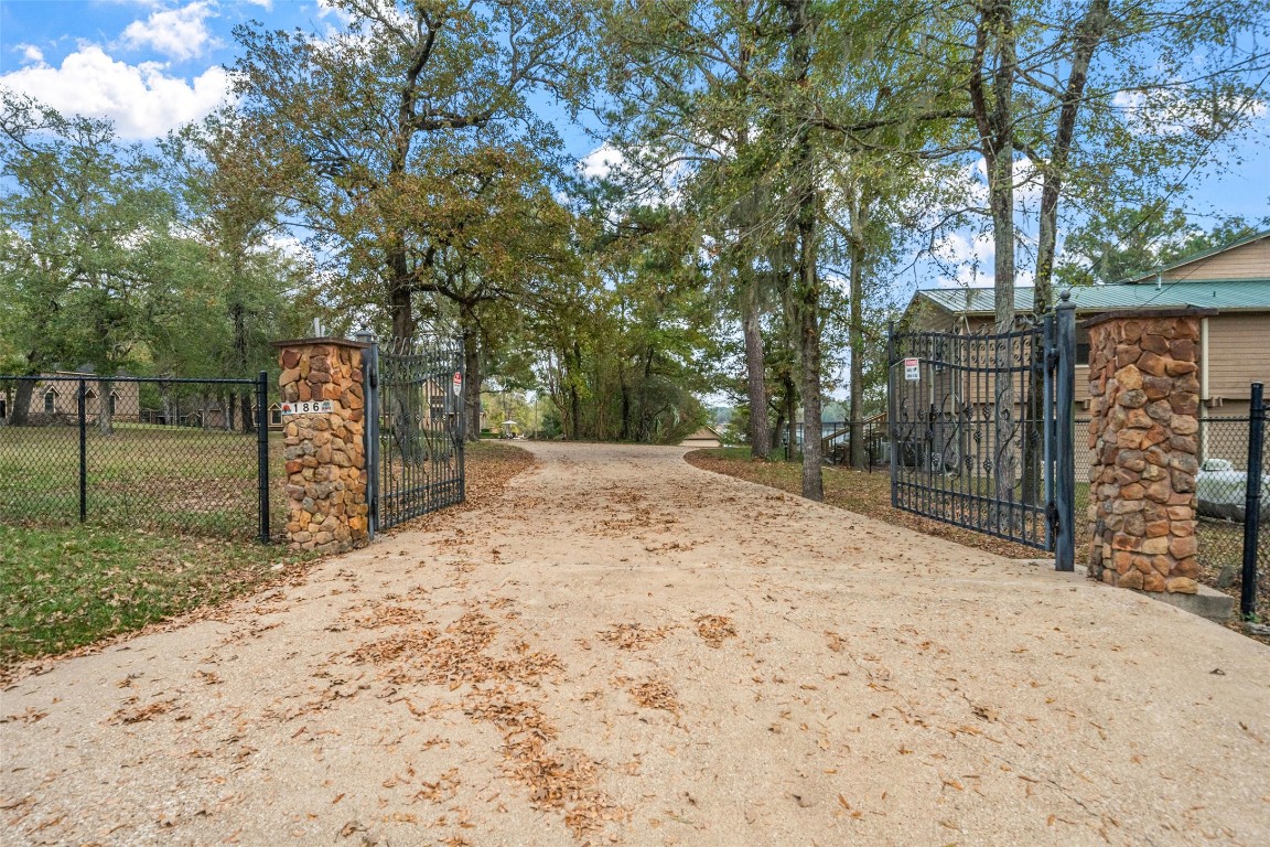 186 Lake Road Huntsville, TX 77320 - Photo 2 of 48