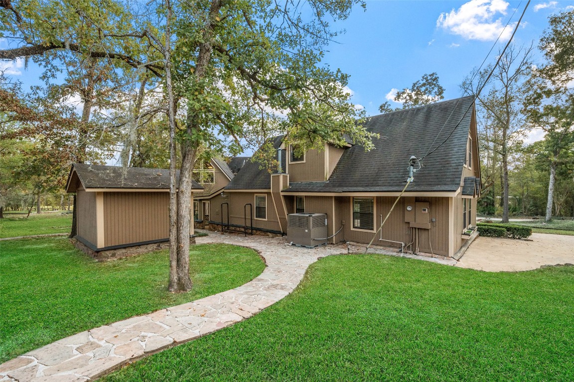 186 Lake Road Huntsville, TX 77320 - Photo 25 of 48 front view of house with a yard