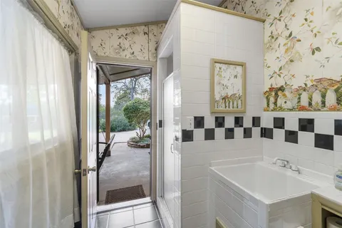 $825,000 | 186 Lake Road, Huntsville, TX 77320