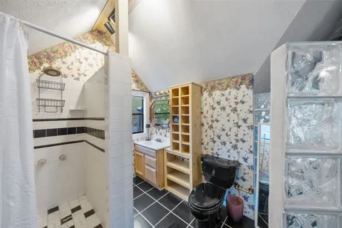 $825,000 | 186 Lake Road, Huntsville, TX 77320