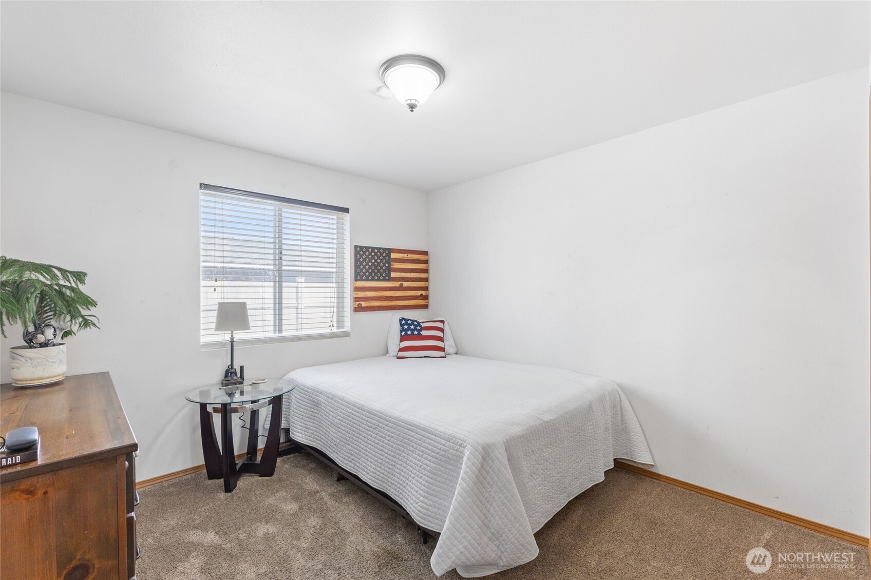 1346 Greens Loop Moses Lake, WA 98837 - Photo 19 of 39 a bedroom with a bed and a table in it