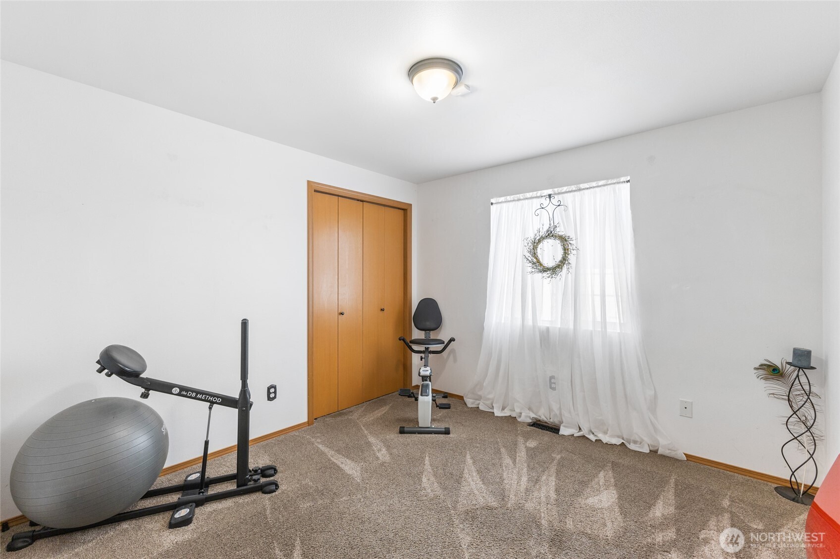 1346 Greens Loop Moses Lake, WA 98837 - Photo 21 of 39 a room with gym equipment and a large mirror