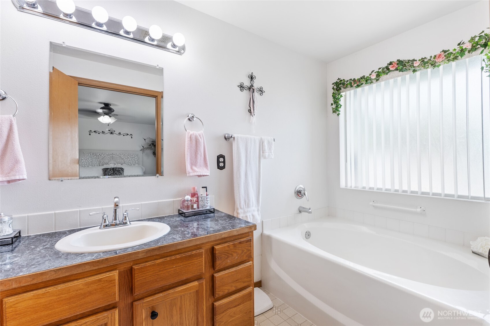 1346 Greens Loop Moses Lake, WA 98837 - Photo 26 of 39 a bathroom with a granite countertop tub sink and mirror