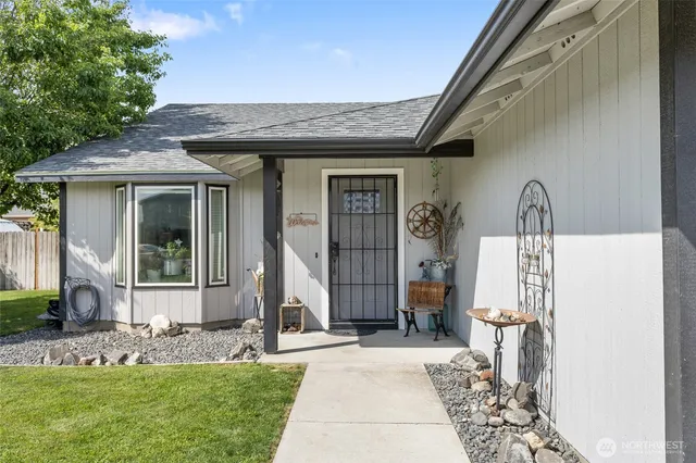 a view of house with backyard