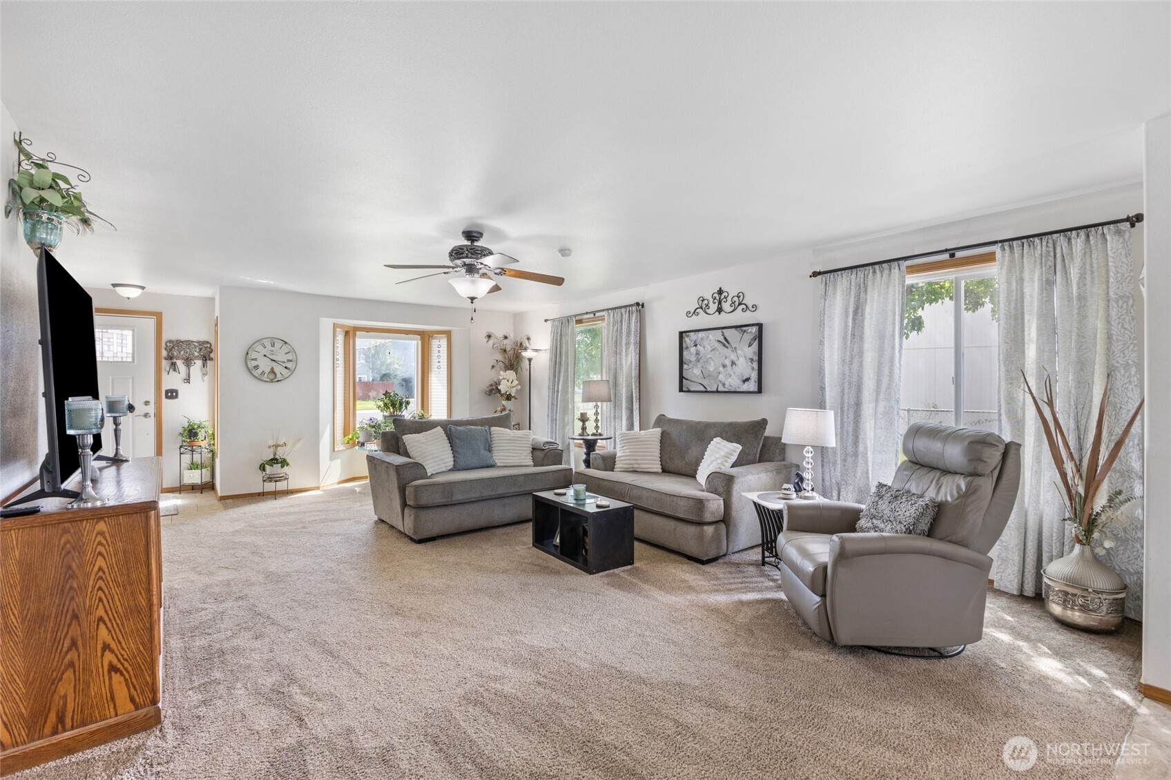 1346 Greens Loop Moses Lake, WA 98837 - Photo 10 of 39 a living room with furniture and a flat screen tv