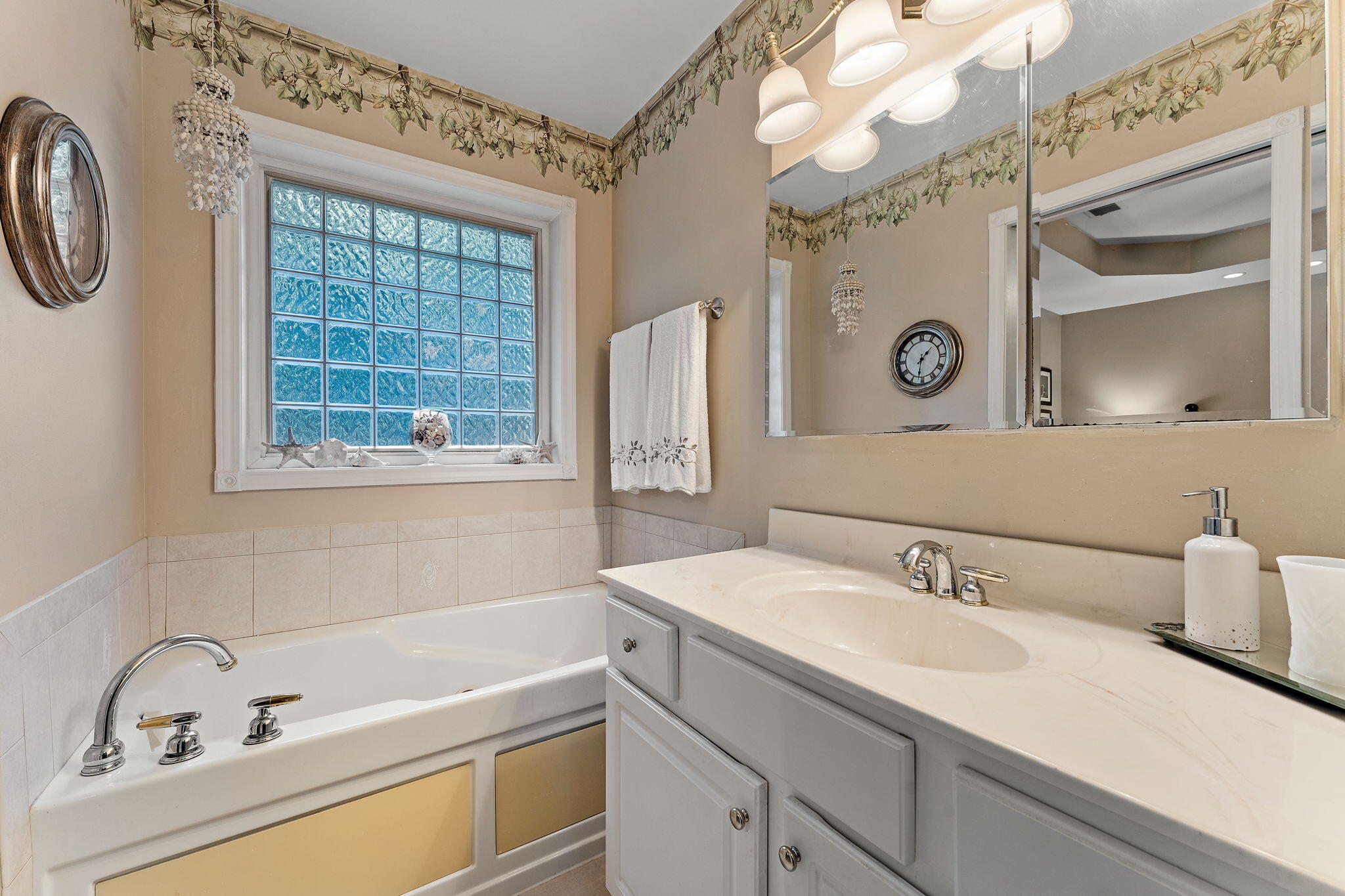 3431 Drivers Way Chesterton, IN 46304 - Photo 13 of 31 a bathroom with a sink and a bathtub
