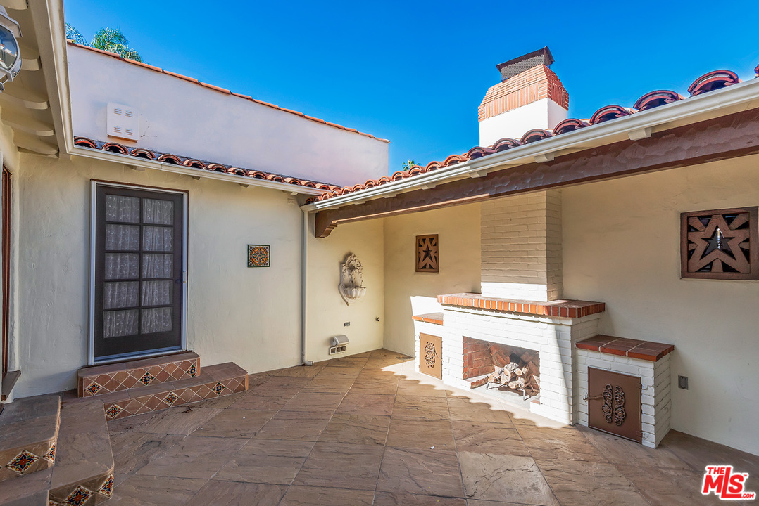 357 South La Peer Drive Beverly Hills, CA 90211 - Photo 22 of 31 a view of a house with entryway