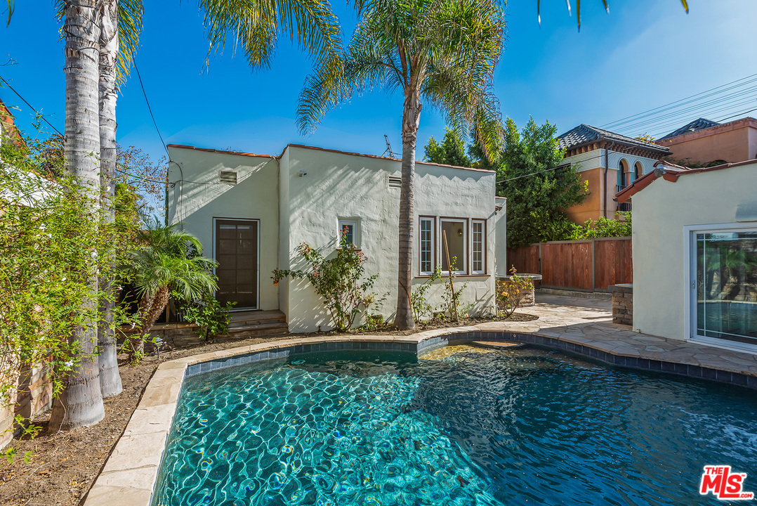357 South La Peer Drive Beverly Hills, CA 90211 - Photo 27 of 31 a front view of a house with garden
