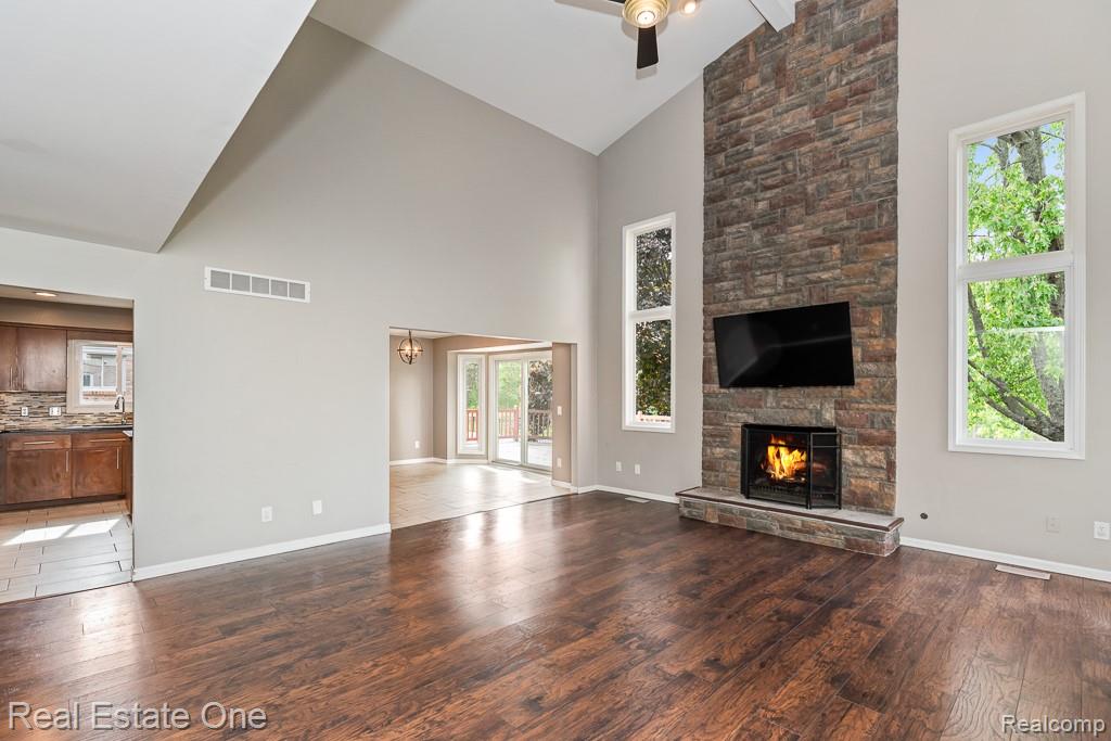 1323 Bembridge Drive Rochester, MI 48307 - Photo 7 of 33 Great Room view to Kitchen and Dining Room