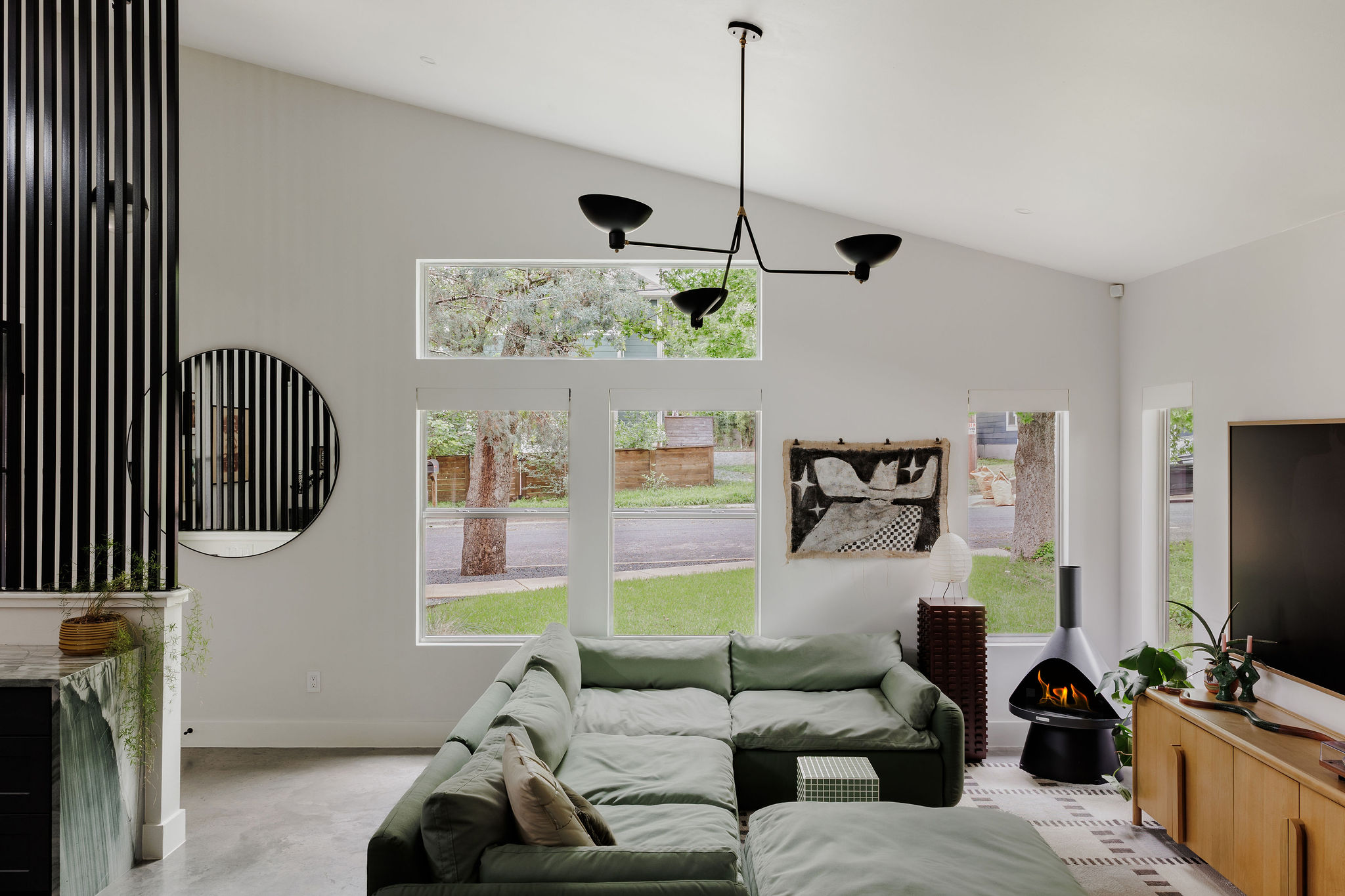 1605 Maple Avenue Austin, TX 78702 - Photo 5 of 33 Living area featuring a vaulted ceiling and concrete flooring