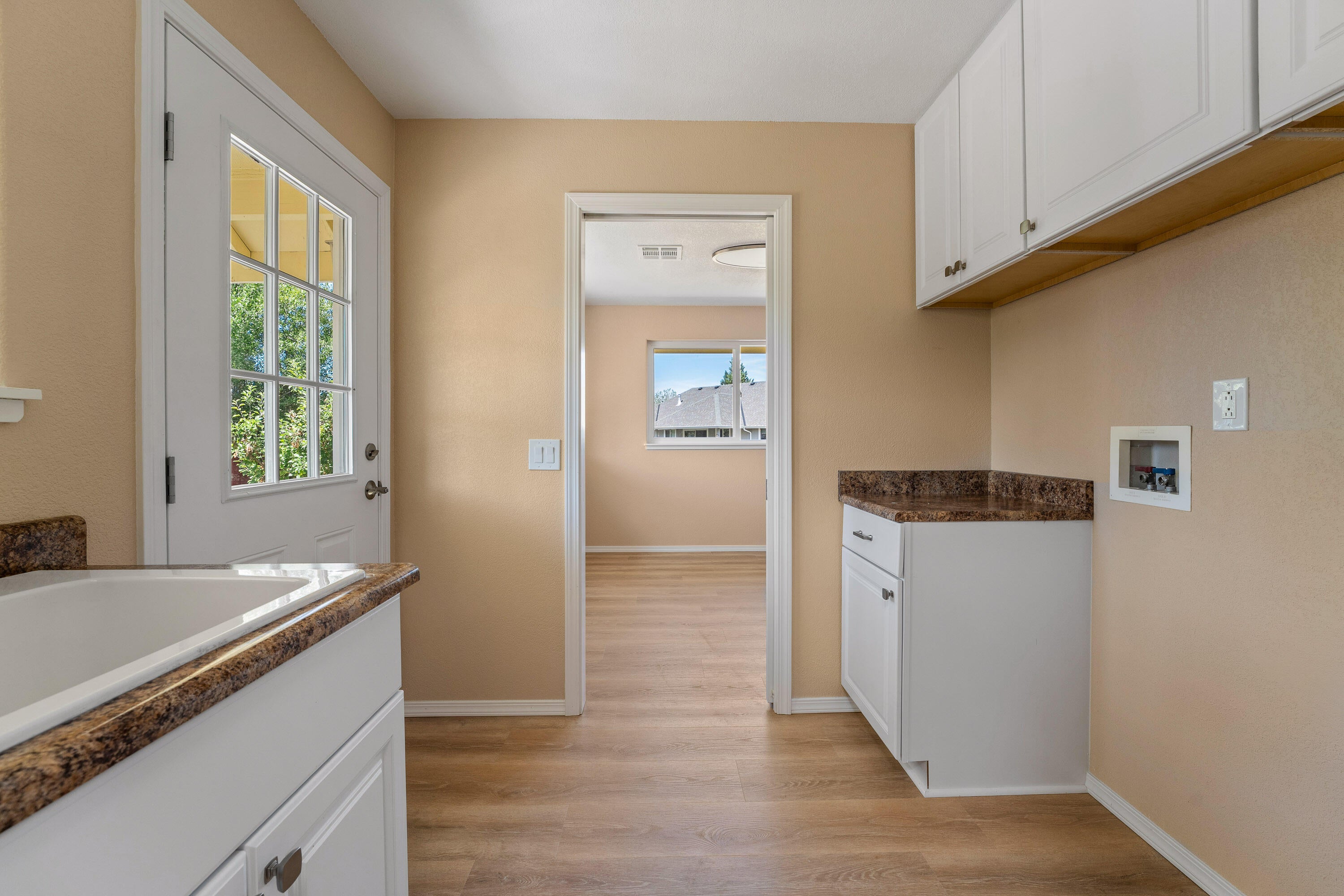 1692 Leonard Road Grants Pass, OR 97527 - Photo 27 of 36 Laundry