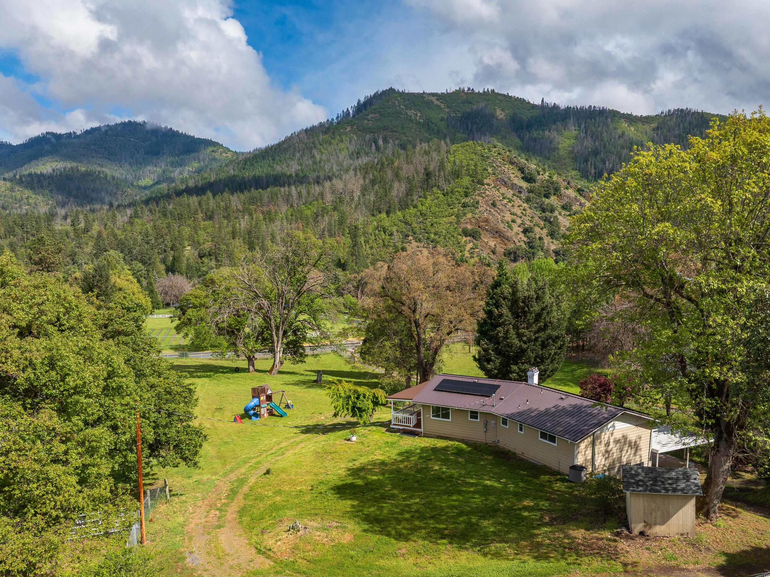 7680 Upper Applegate Road Jacksonville, OR 97530 - Photo 3 of 43 03