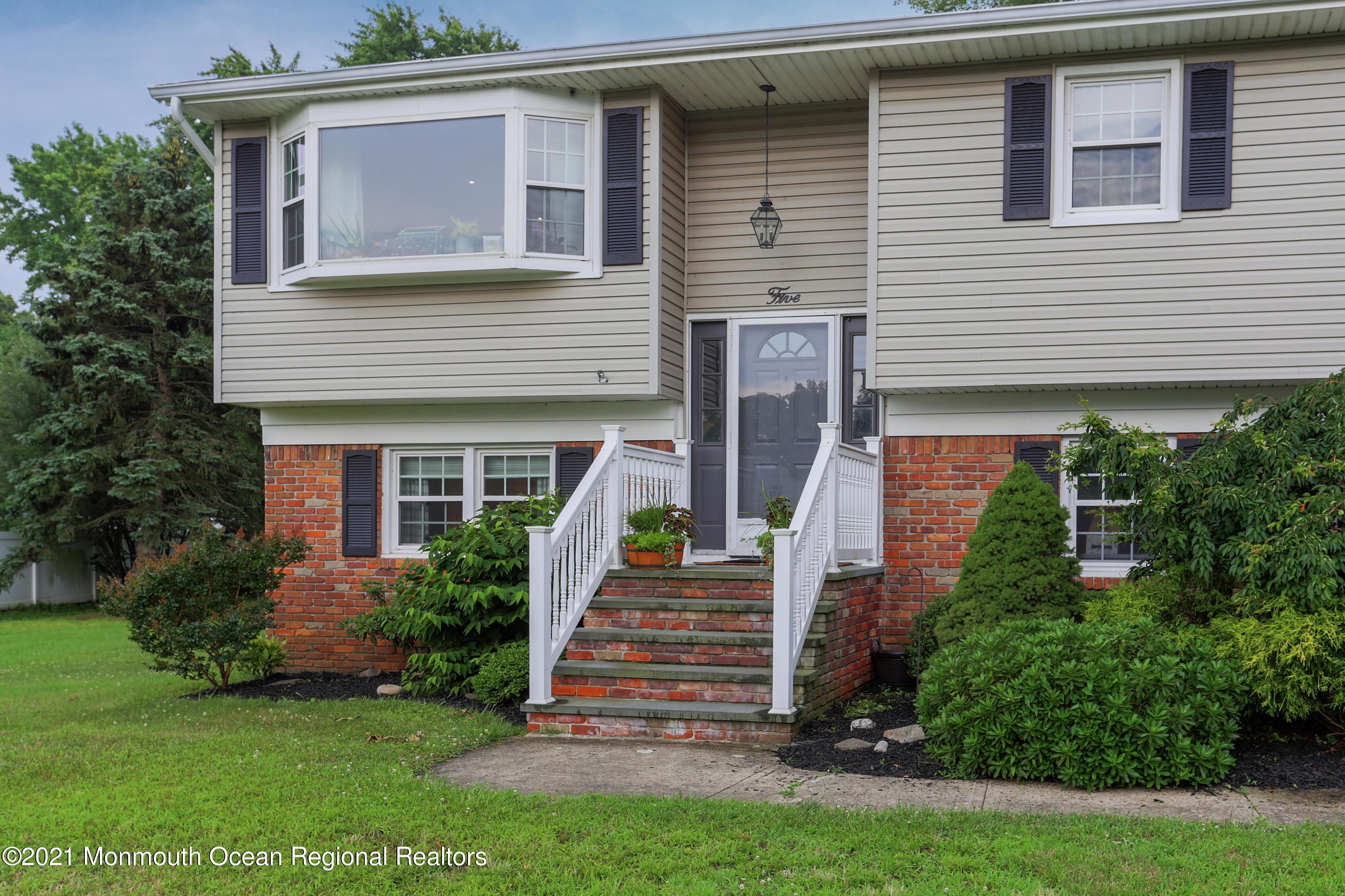 5 Rhea Road Port Monmouth, NJ 07758 - Photo 4 of 32 IMG_3348_49_50_51_52