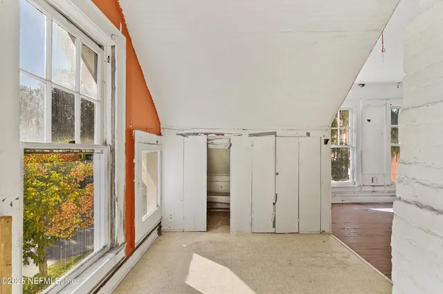 a view of entryway with white walls
