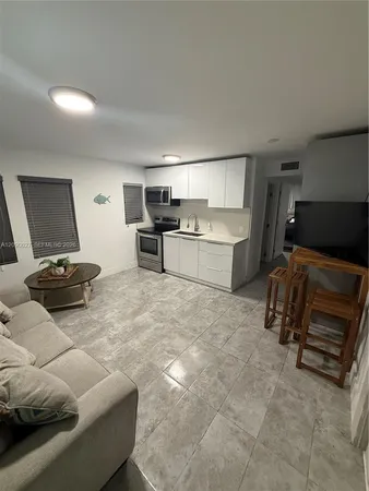 $1,800 | 2020 Washington Street, Unit 3, Hollywood, FL 33020