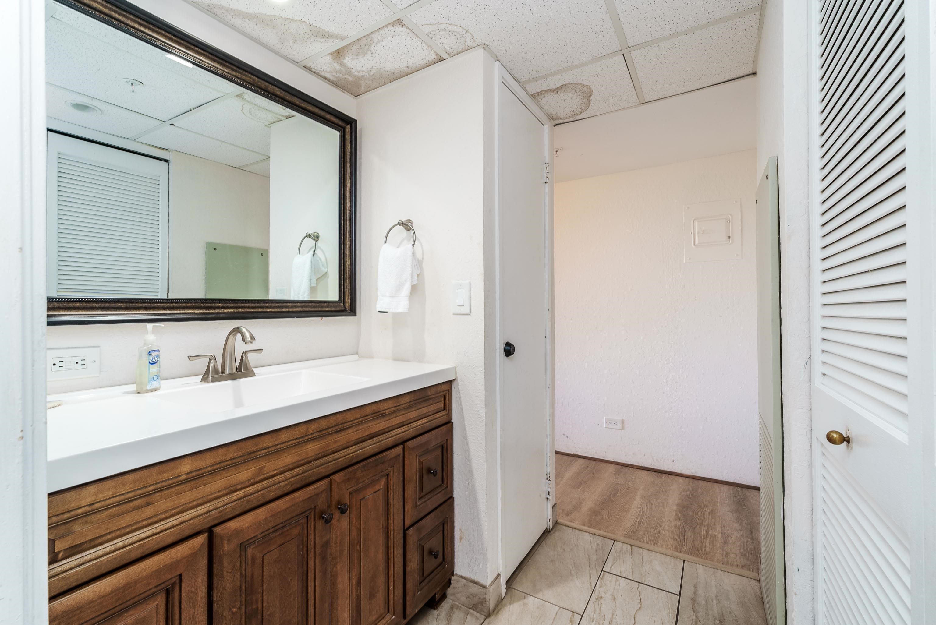 3445 Lower Honoapiilani Road, Unit 434 Lahaina, HI 96761 - Photo 18 of 46 a bathroom with a sink a vanity and a mirror