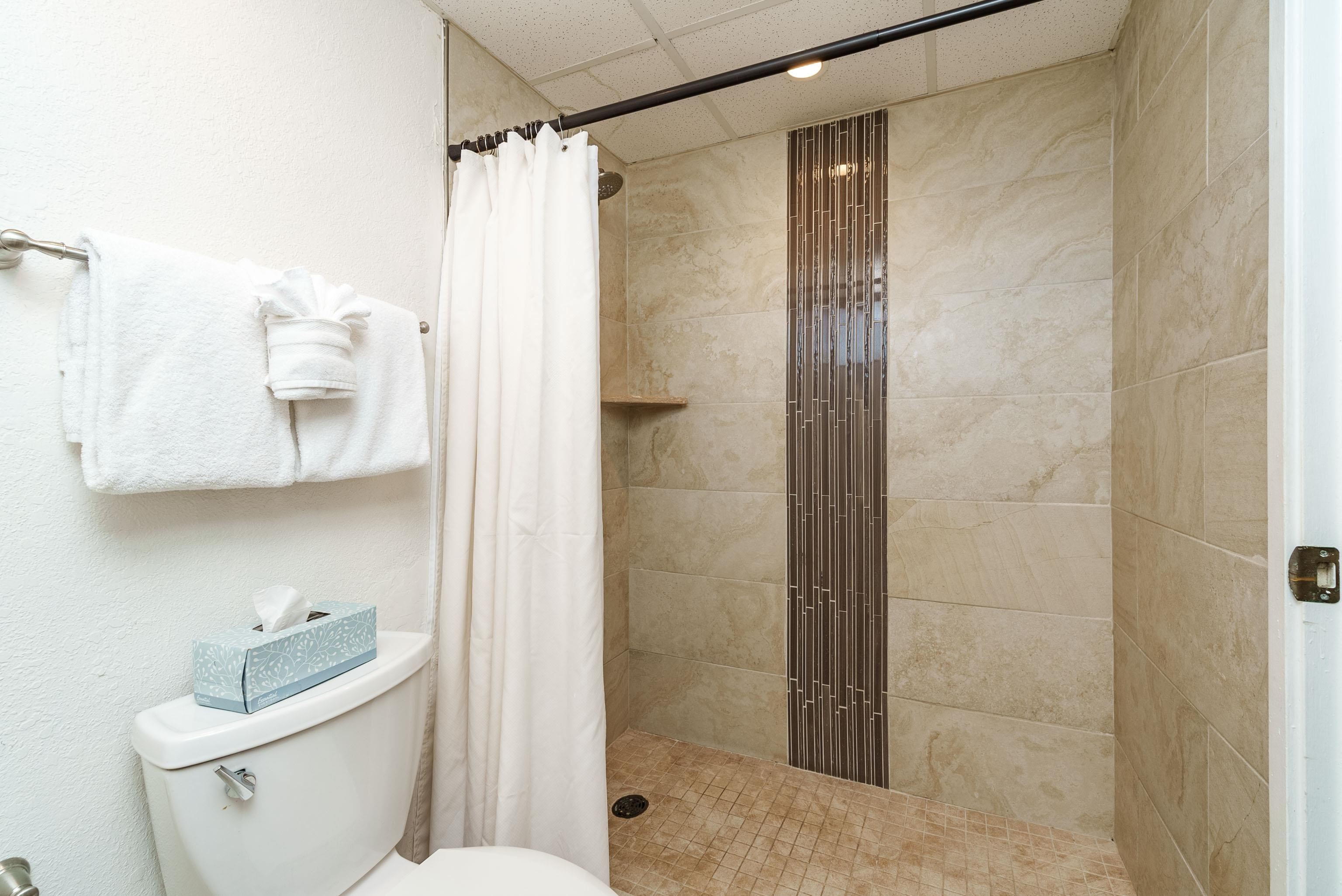 3445 Lower Honoapiilani Road, Unit 434 Lahaina, HI 96761 - Photo 20 of 46 a bathroom with a shower a toilet and a sink