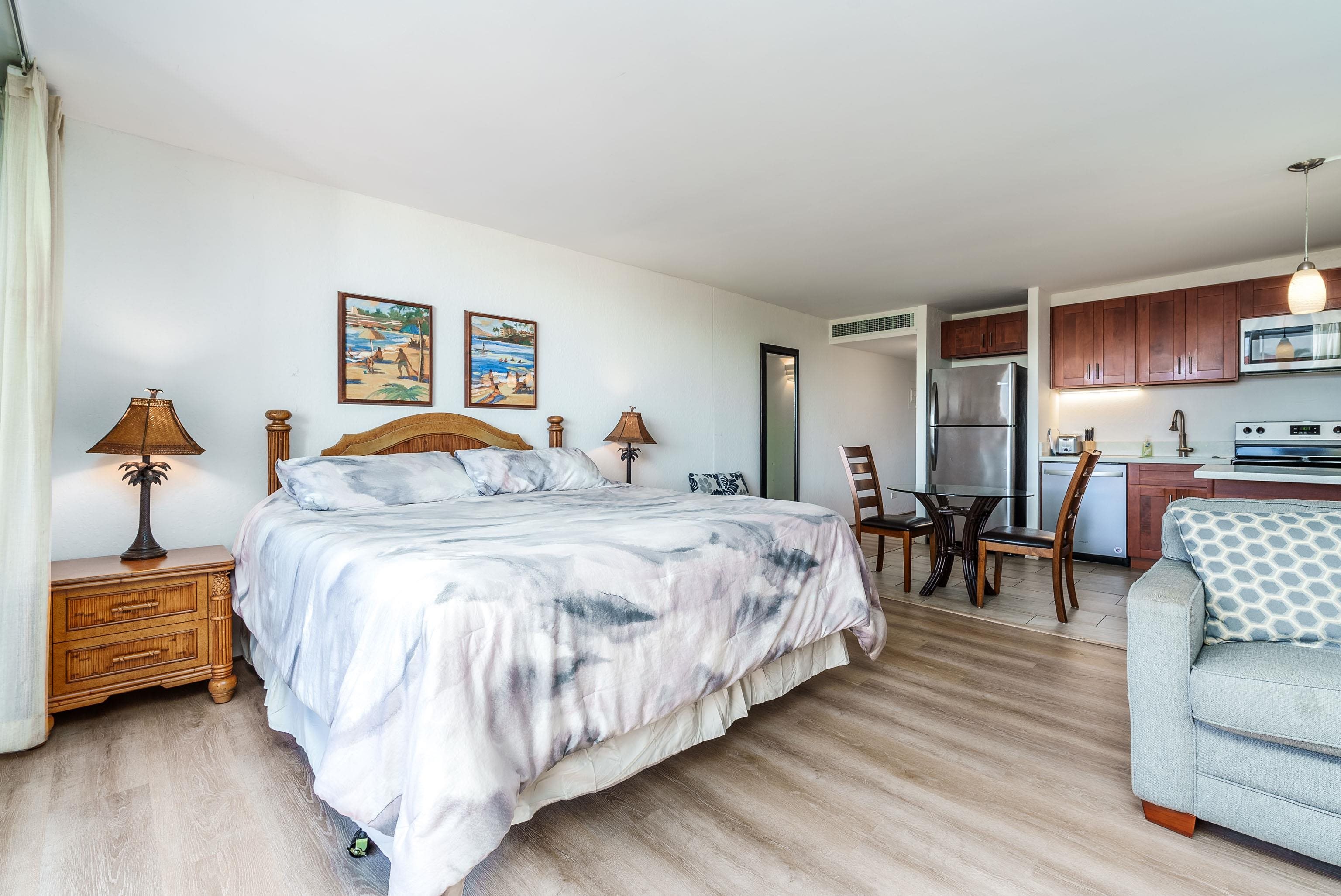 3445 Lower Honoapiilani Road, Unit 434 Lahaina, HI 96761 - Photo 5 of 46 a bedroom with bed and window