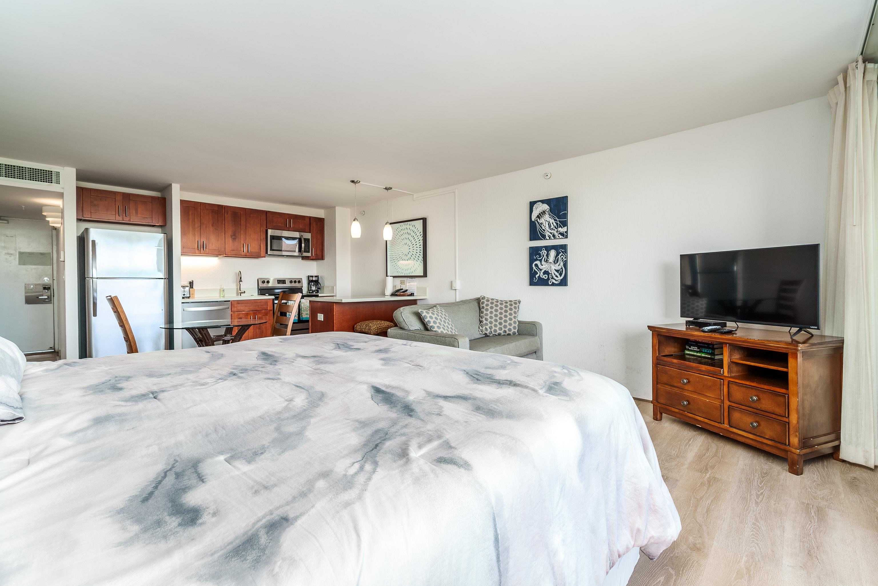 3445 Lower Honoapiilani Road, Unit 434 Lahaina, HI 96761 - Photo 6 of 46 a spacious bedroom with a bed and a flat screen tv