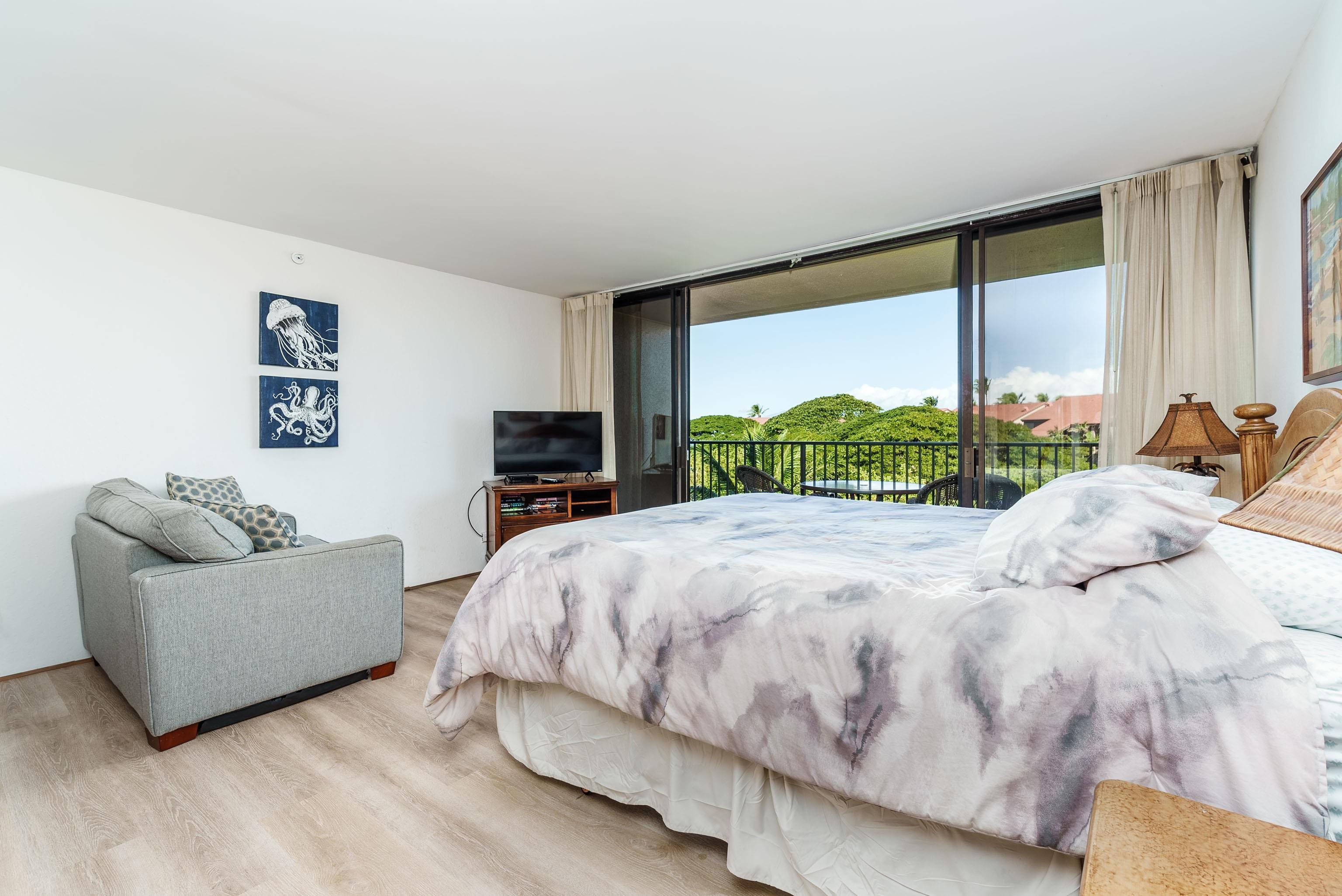 3445 Lower Honoapiilani Road, Unit 434 Lahaina, HI 96761 - Photo 10 of 46 a bed sitting in a bedroom next to a window