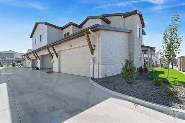 $395,880 | 716 South Calhoun Lane, Star, ID 83669
