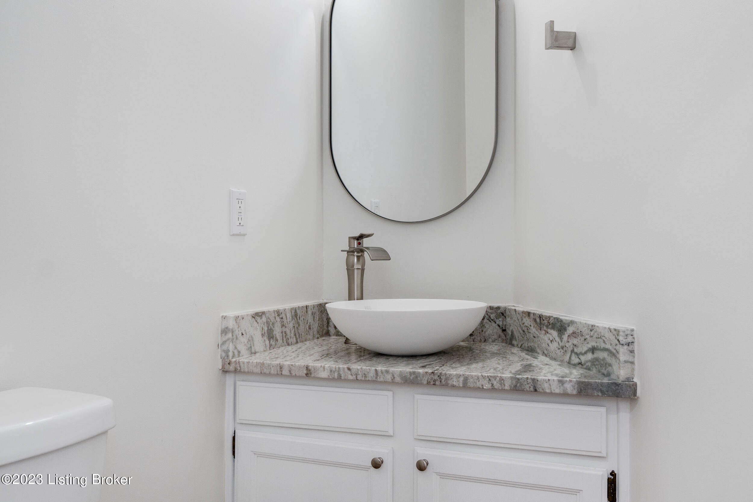 2101 Cardinal Harbour Road Prospect, KY 40059 - Photo 34 of 69 1st floor Half Bath