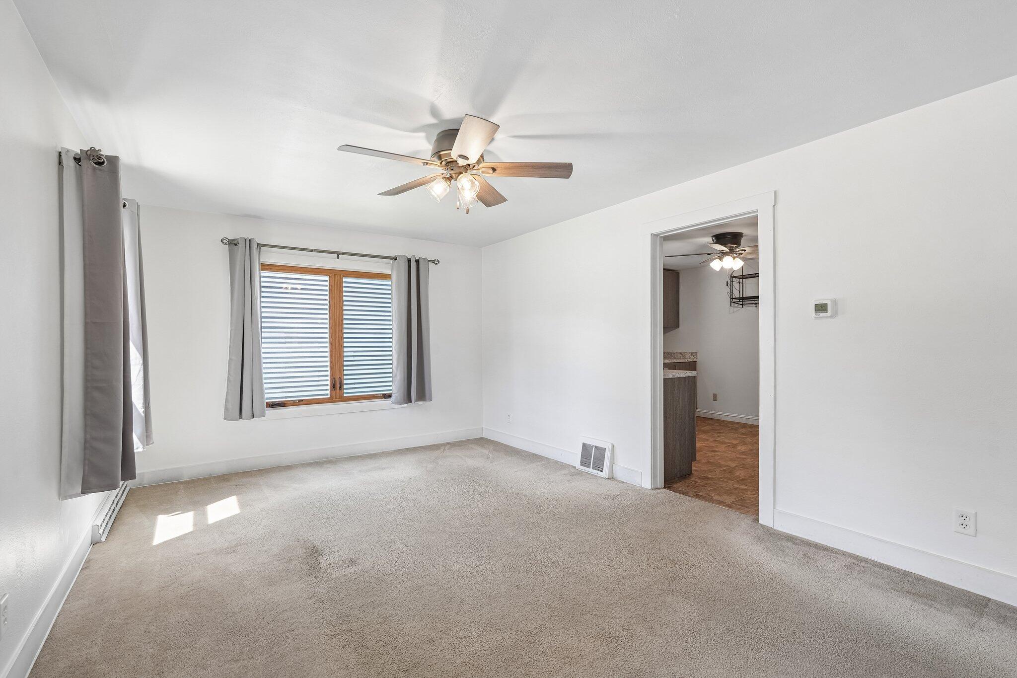 9207 39th Avenue Pleasant Prairie, WI 53142 - Photo 22 of 48 Living room