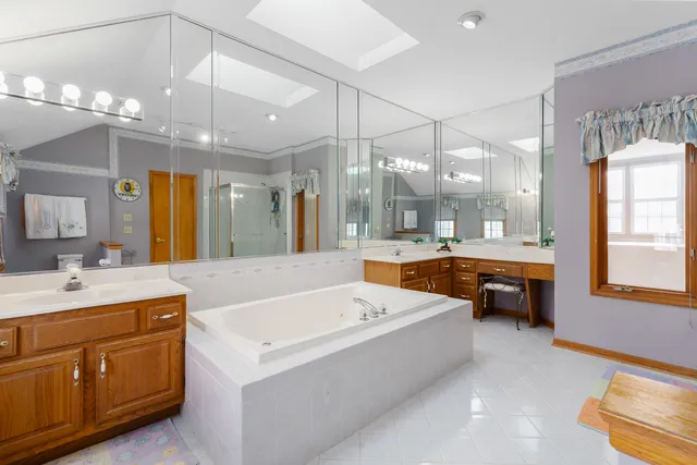 $525,000 | 9920 Sussex Court, Mokena, IL 60448