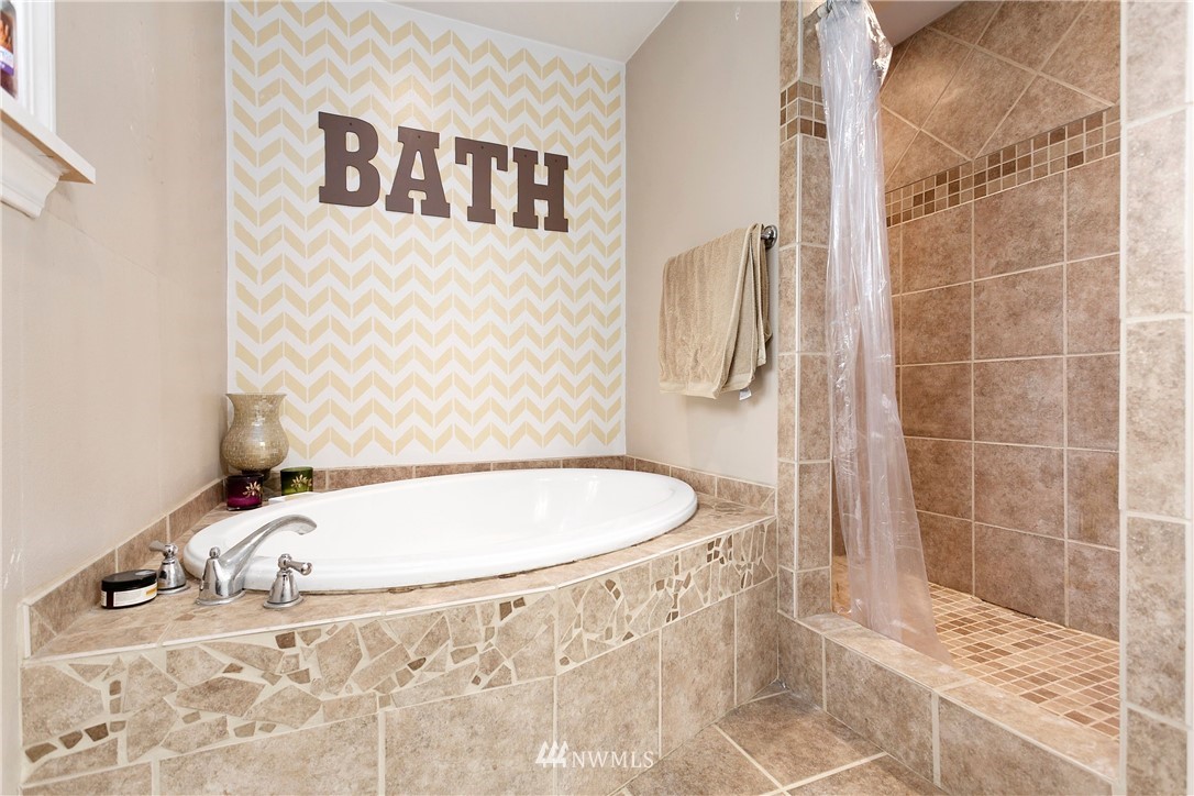 2091 Zell Road Ferndale, WA 98248 - Photo 14 of 25 a bathroom with a bathtub