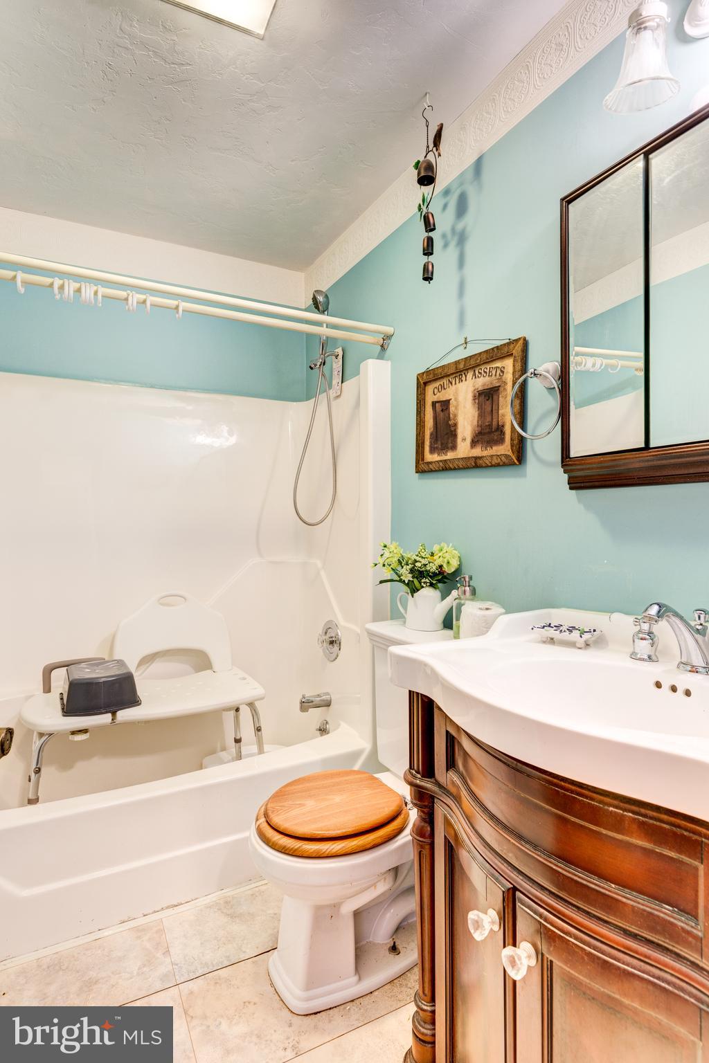 47 Pinewood Circle Hanover, PA 17331 - Photo 21 of 38 1st floor bath