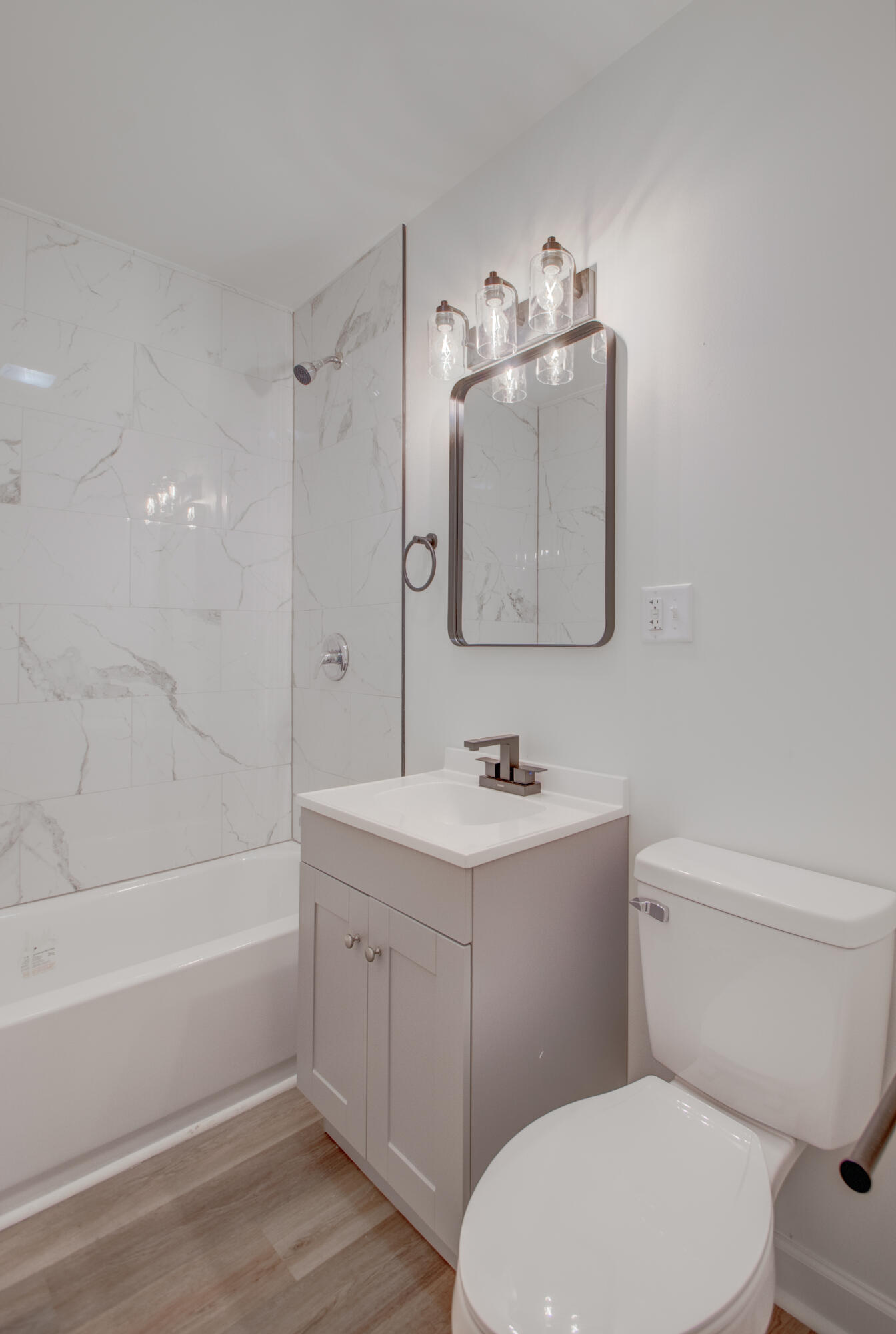 613 Tennessee Street Gary, IN 46402 - Photo 8 of 39 a bathroom with a toilet a sink and bathtub
