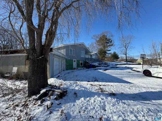 a view of a backyard