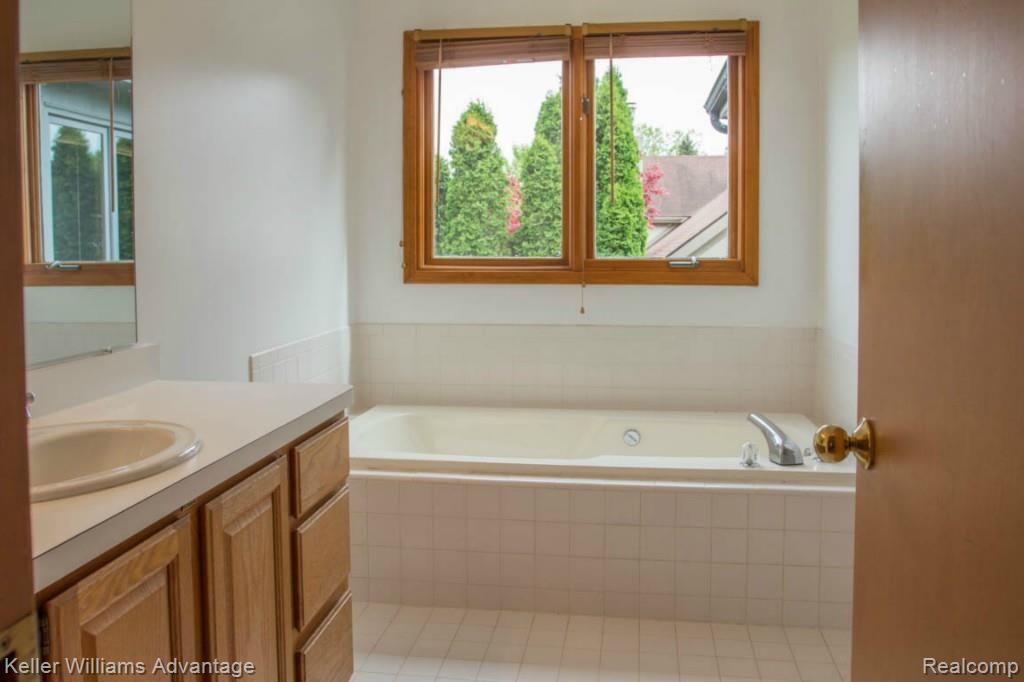 31118 Country Ridge Circle Farmington Hills, MI 48331 - Photo 16 of 41