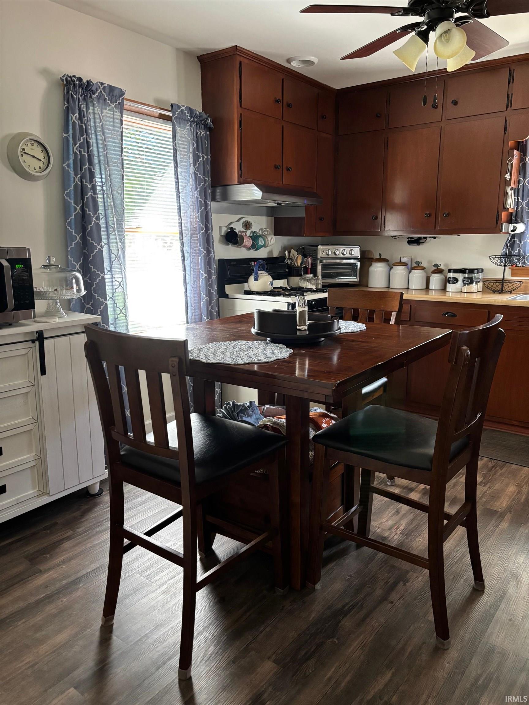 724 Elm Road Bremen, IN 46506 - Photo 2 of 21