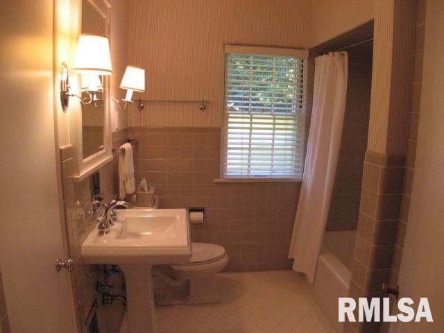 2132 Fairhaven Road Davenport, IA 52803 - Photo 5 of 8 Gallery Image 5