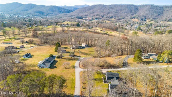 $830,000 | 203 Golf Hill Lane, La Follette, TN 37766