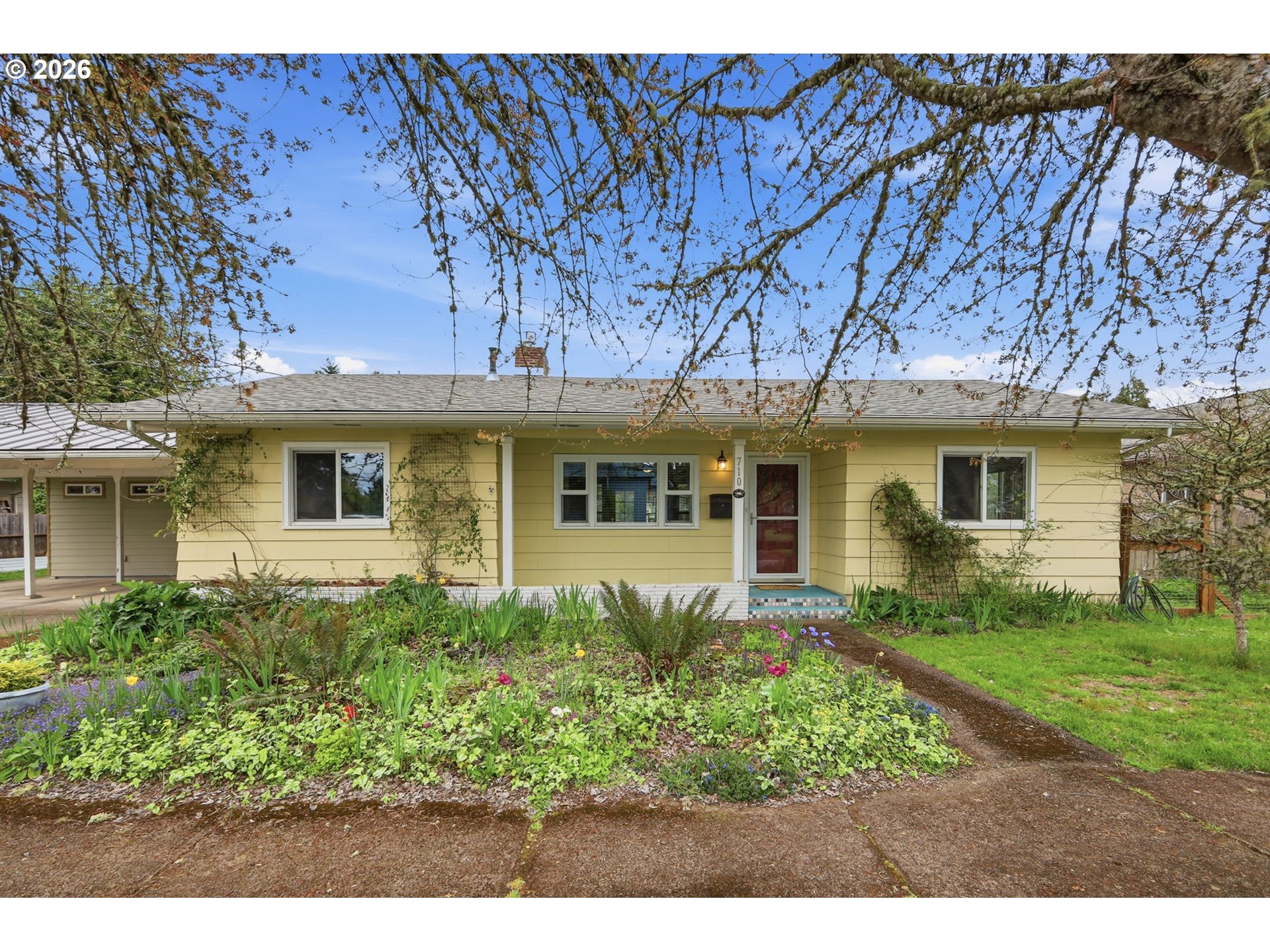 710 South 1st Street Cottage Grove, OR 97424 - Photo 2 of 46 a front view of a house with garden